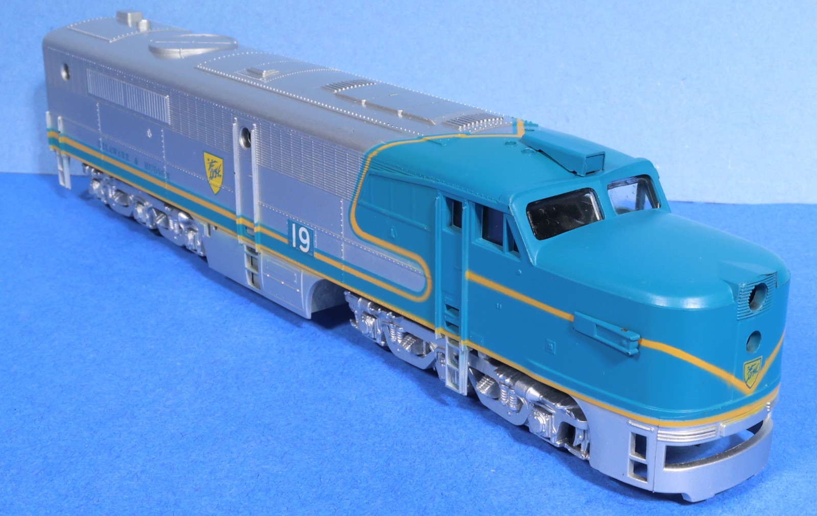 Athearn HO Gauge Delaware & Hudson PA-1 Diesel Engines – Powered #16 / Dummy #19