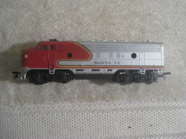 LIFE LIKE HO SCALE SANTA FE F7A POWERED DIESEL LOCOMOTIVE TESTED