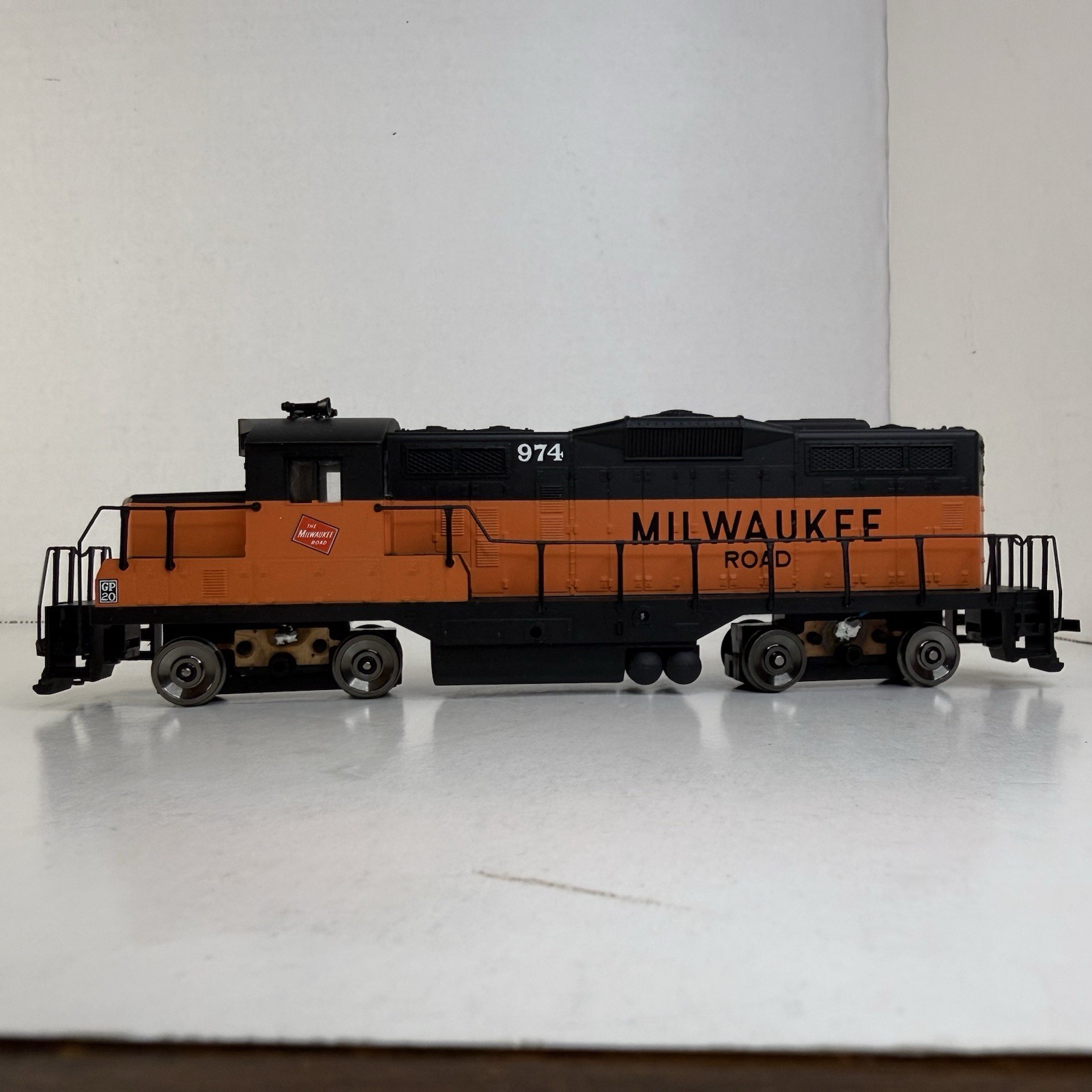 1996 HO Scale Walthers Train line GP9M Milwaukee Road locomotive 974 freight car