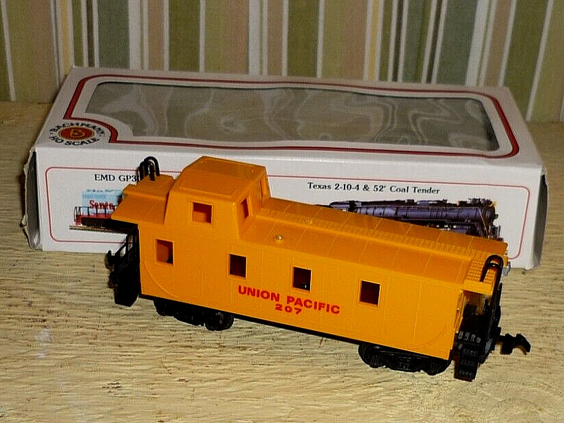 Bachmann HO Scale UNION PACIFIC Caboose Car YELLOW & RED 5 1/2 ” long