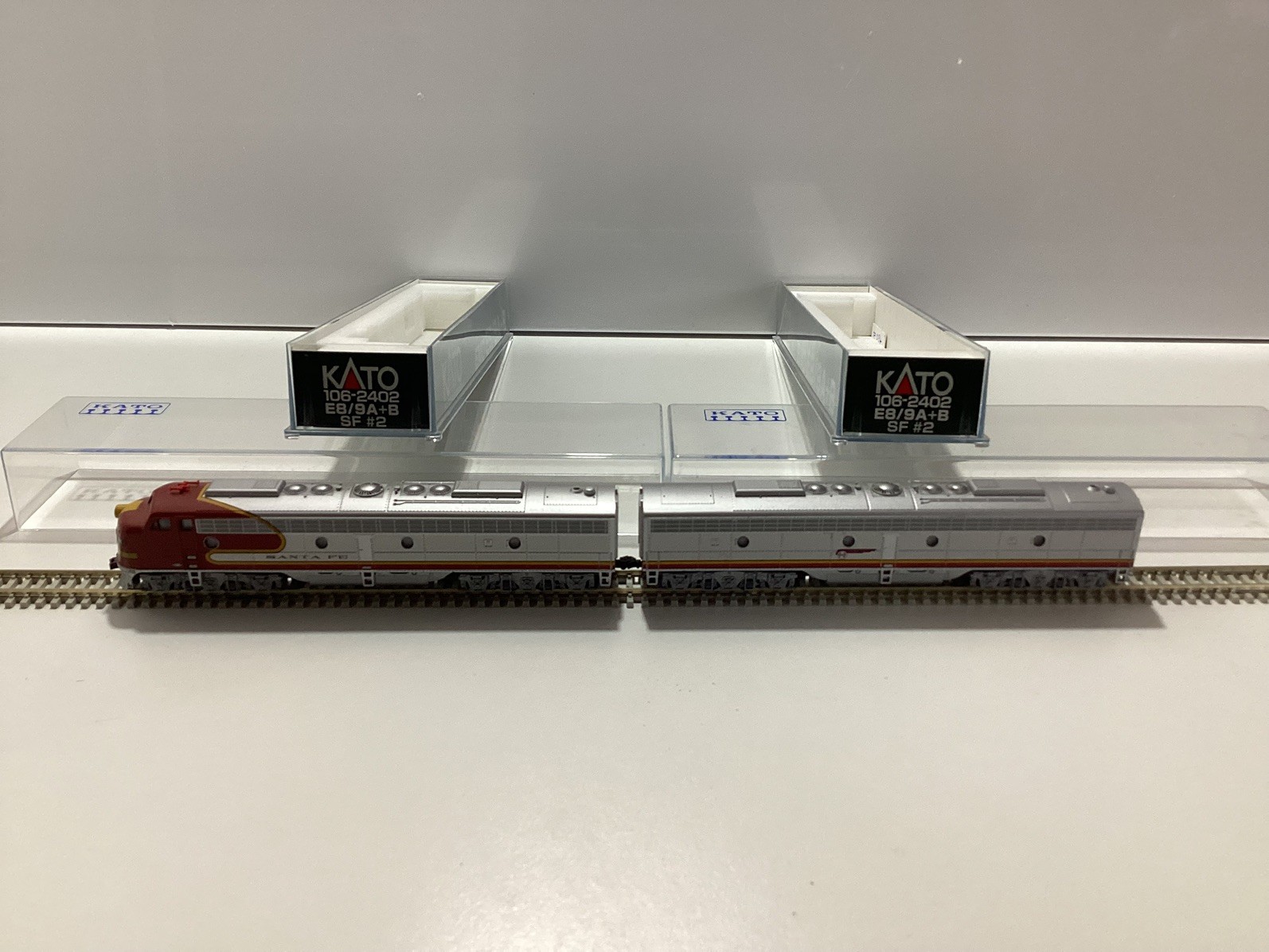 Kato E8/9 A+B Set AT&SF Santa Fe Warbonnet 106-2402 N Scale E8A E9A E8B E9B