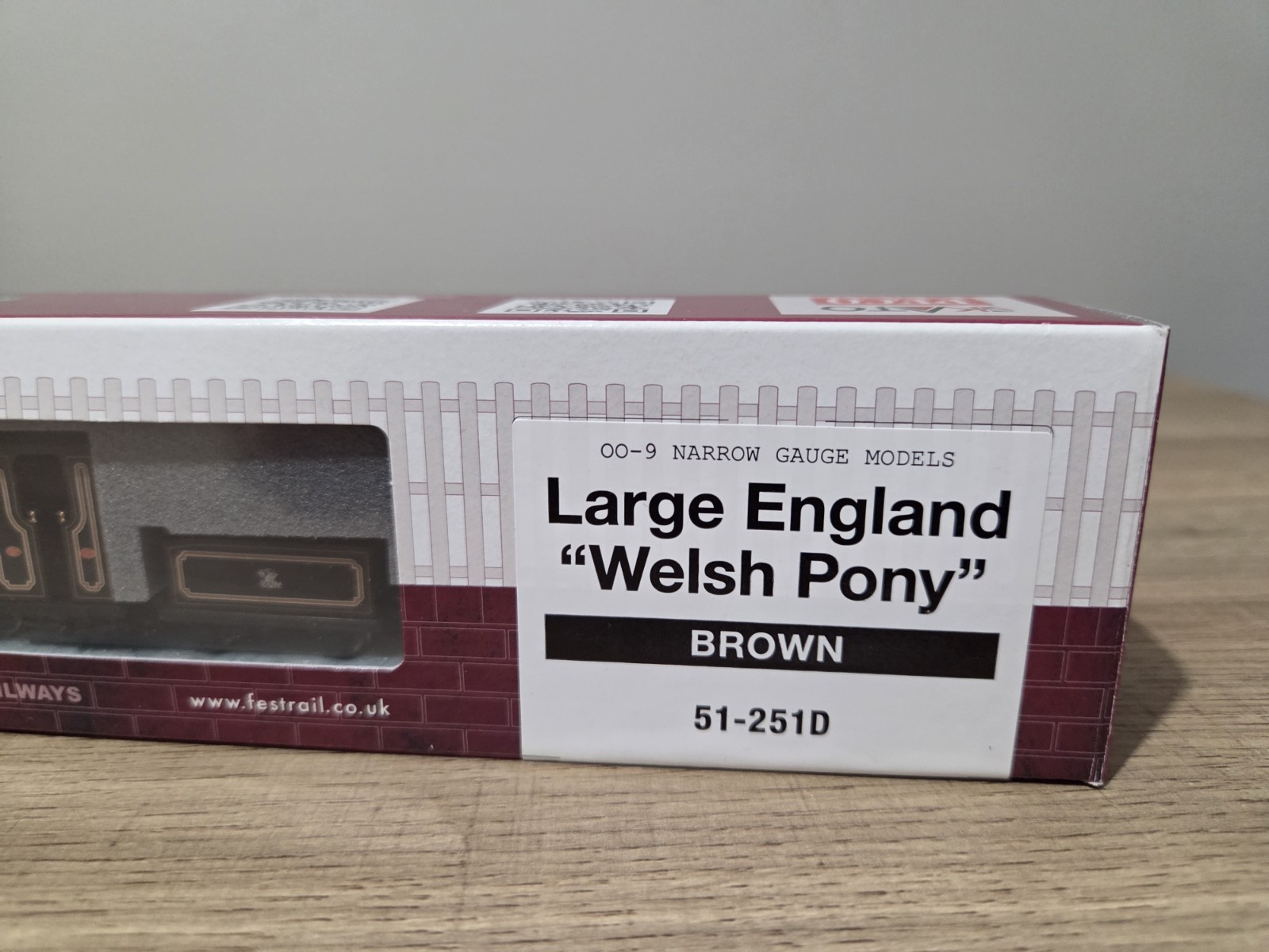 Kato/Peco OO9 Large England ‘Welsh Pony’ Ffestiniog Railway Brown