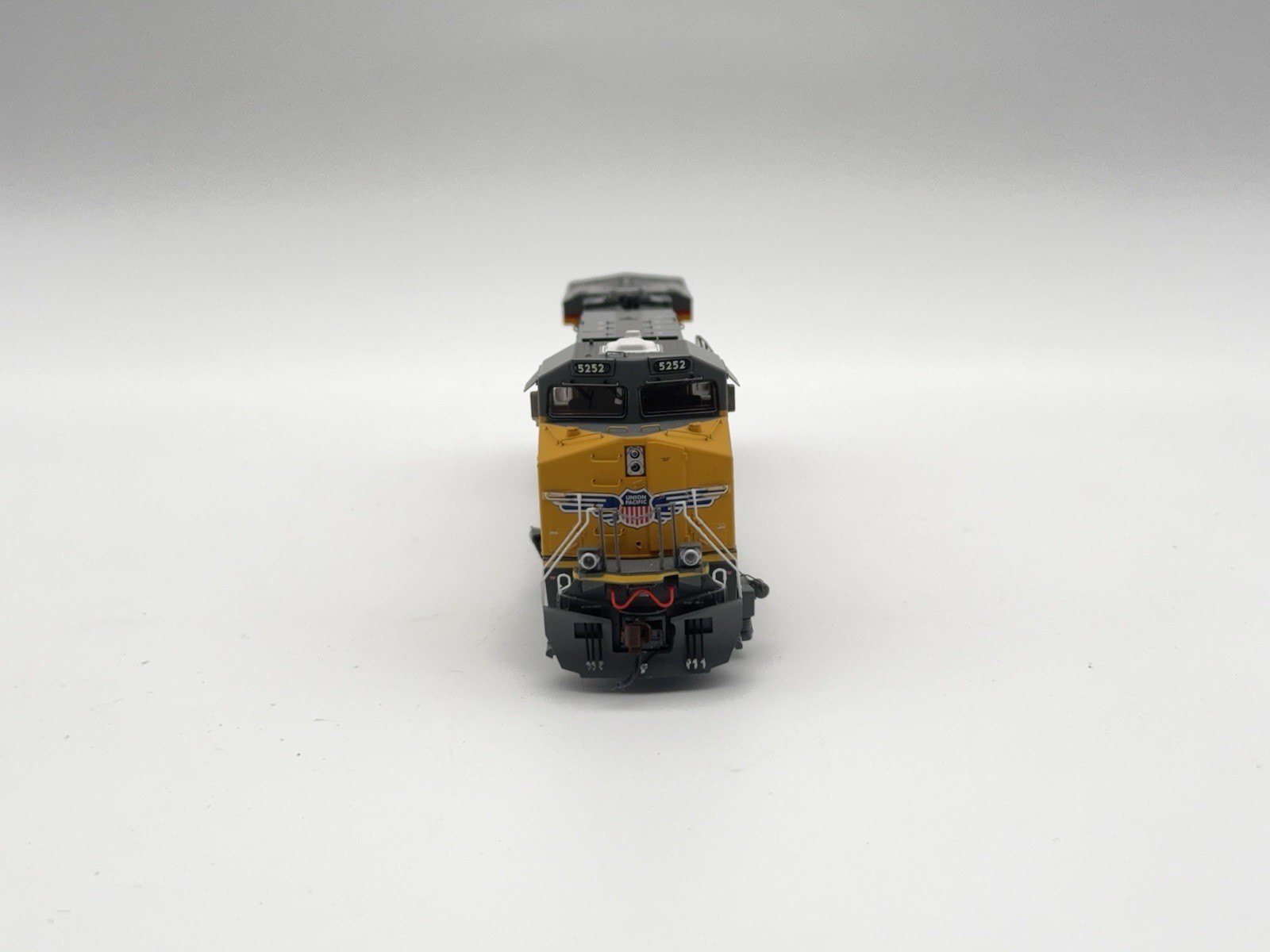 Genesis – HO – UP – EMD ES44AC Diesel Loco #5252 – Train G69711