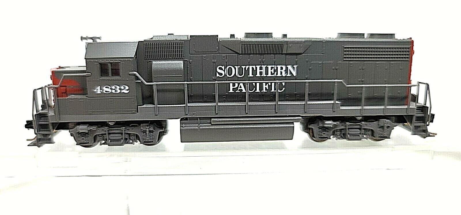 N Kato 176-019 EMD GP38/GP38-2 Southern Pacific Loco #4832 (Tested knuc cplrs)