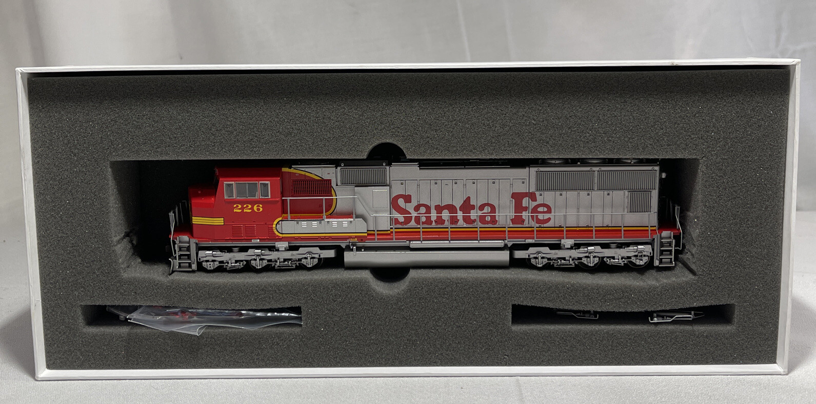 HO Scale Athearn Genesis G6137 Santa Fe SD75M Diesel Locomotive #226