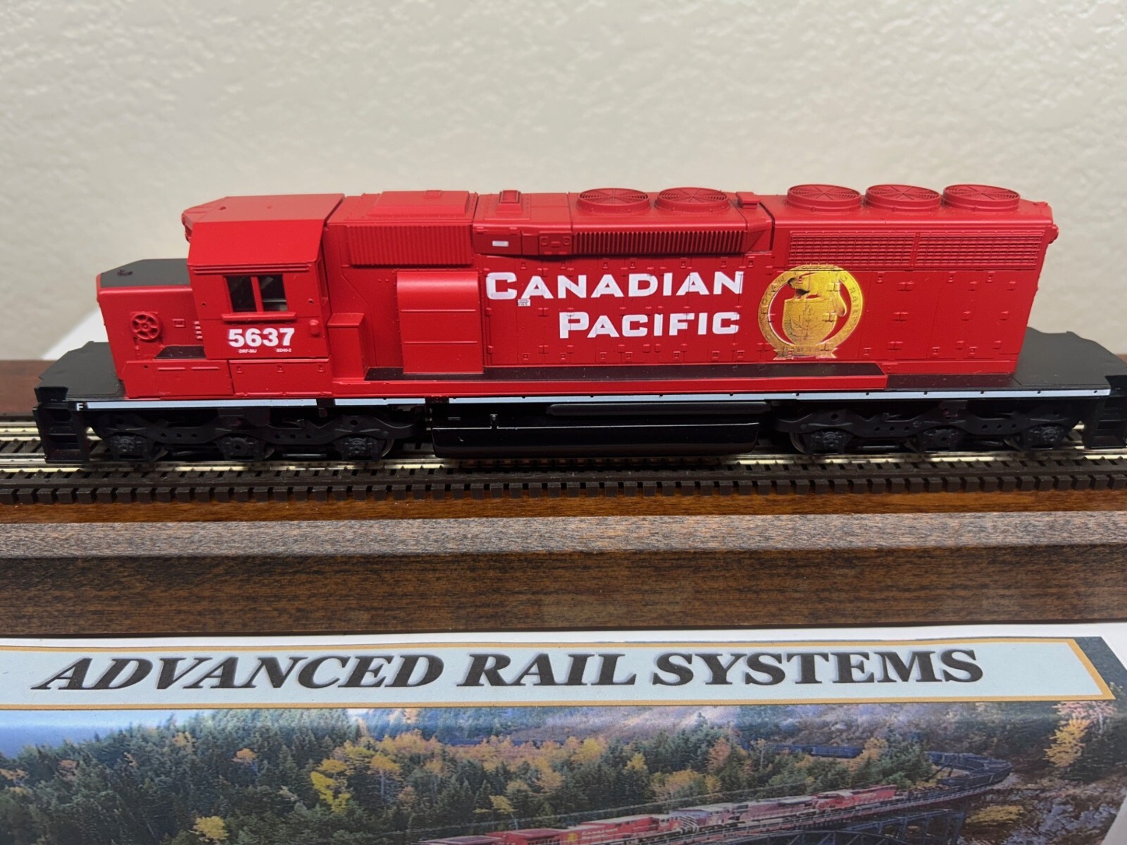 CANADIAN PACIFIC SD40-2 LOCOMOTIVE – HO Scale ” GOLDEN BEAVER ” LETTERS NEW OOP
