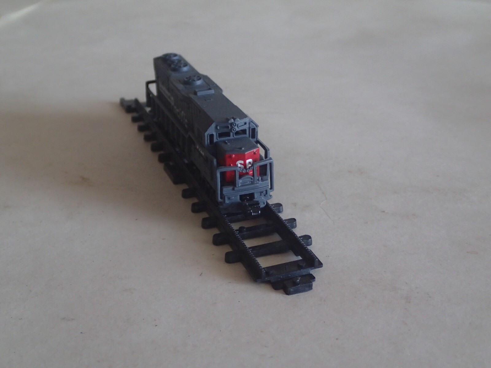Southern Pacific Toy Train No 418 High Speed 9725, Collector Locomotive w/Tracks