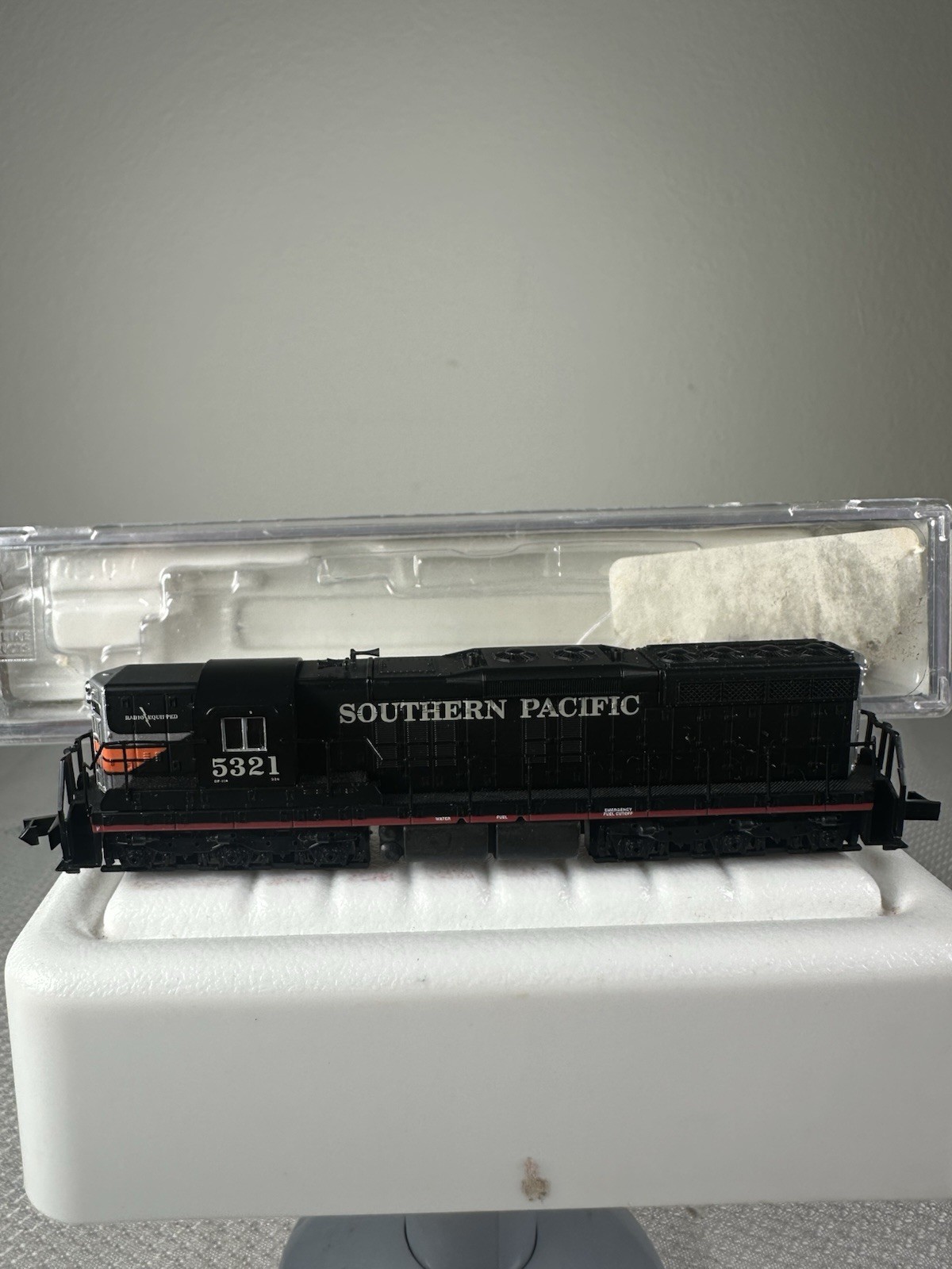 Life-Like N Scale 7728 Southern Pacific SD-7 Diesel Locomotive 5321 Black Window
