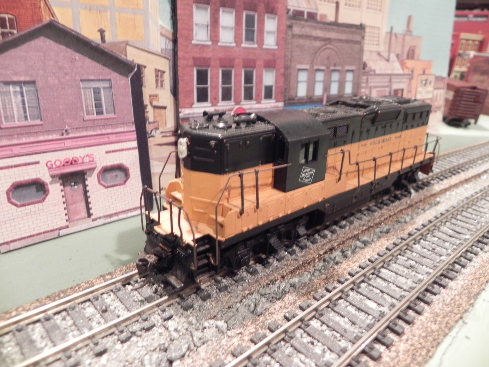 HO ENGINE LOCOMOTIVE MILWAUKEE ROAD GP9 KNUCKLE COUPLERS ATHEARN