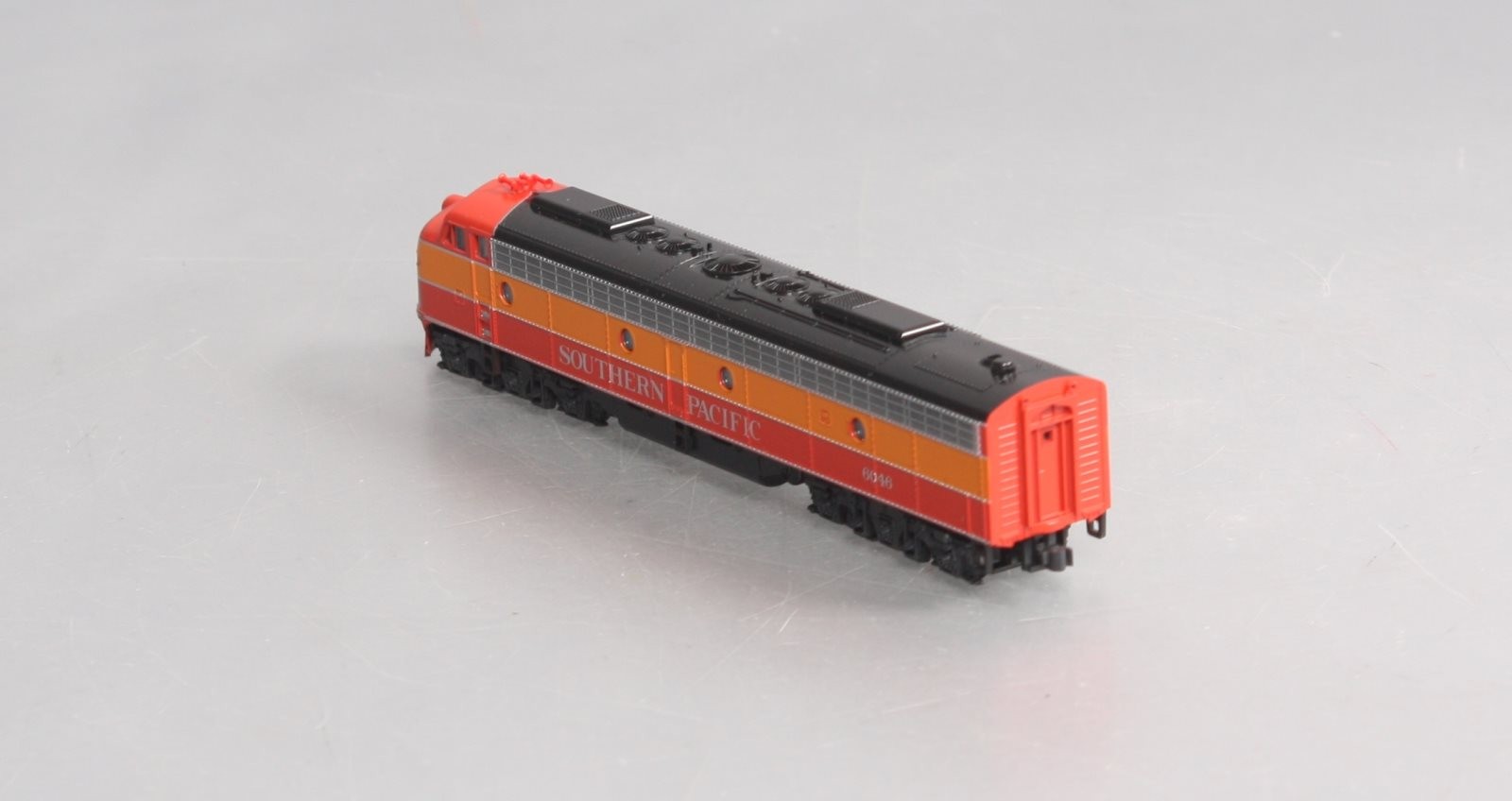 Kato 176-5308 N Scale Southern Pacific E8A Powered Diesel Engine #6046 with DCC