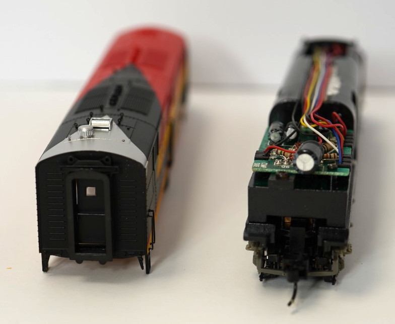 Proto2000 23211 E6A KCS #25 DC locomotive runs excellent – see description notes