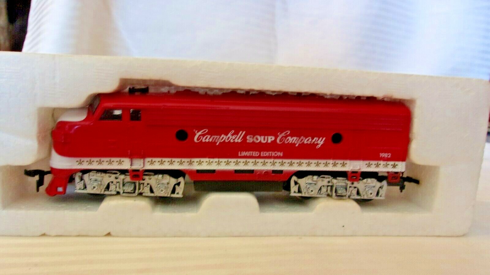 HO Scale Life-Like F7-A Diesel Locomotive Campbell Soup Company, Red, #1982