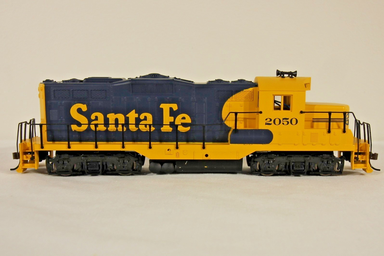 Walthers HO GP9M Santa Fe #2050 Classic Blue & Yellow – New/Original Packaging