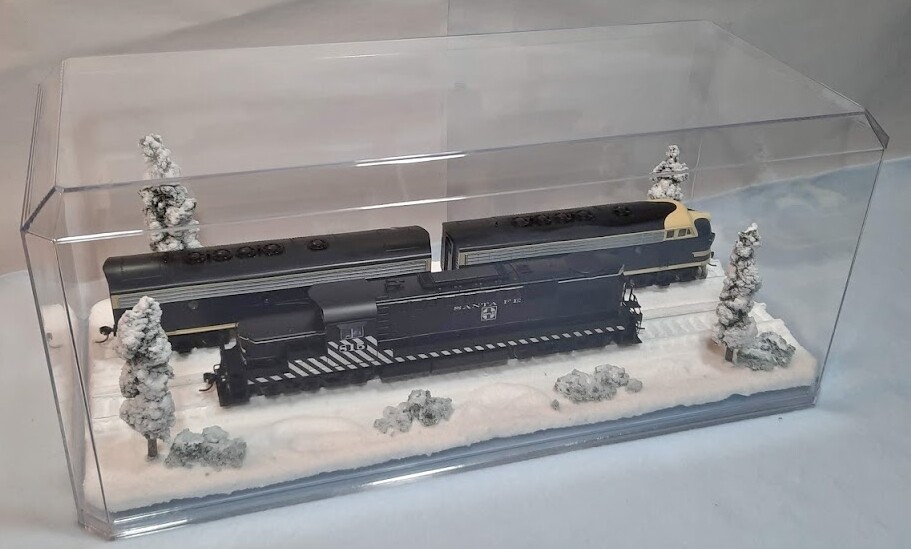 HO SCALE 16″ DOUBLE TRACK “WINTER SCENE” – DISPLAY CASE – FOR ANY HO TRAIN