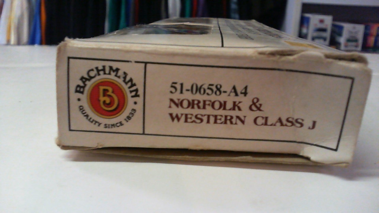 Bachmann N Scale Norfolk & Western Class J steam locomotive & tender 51-0658-A4