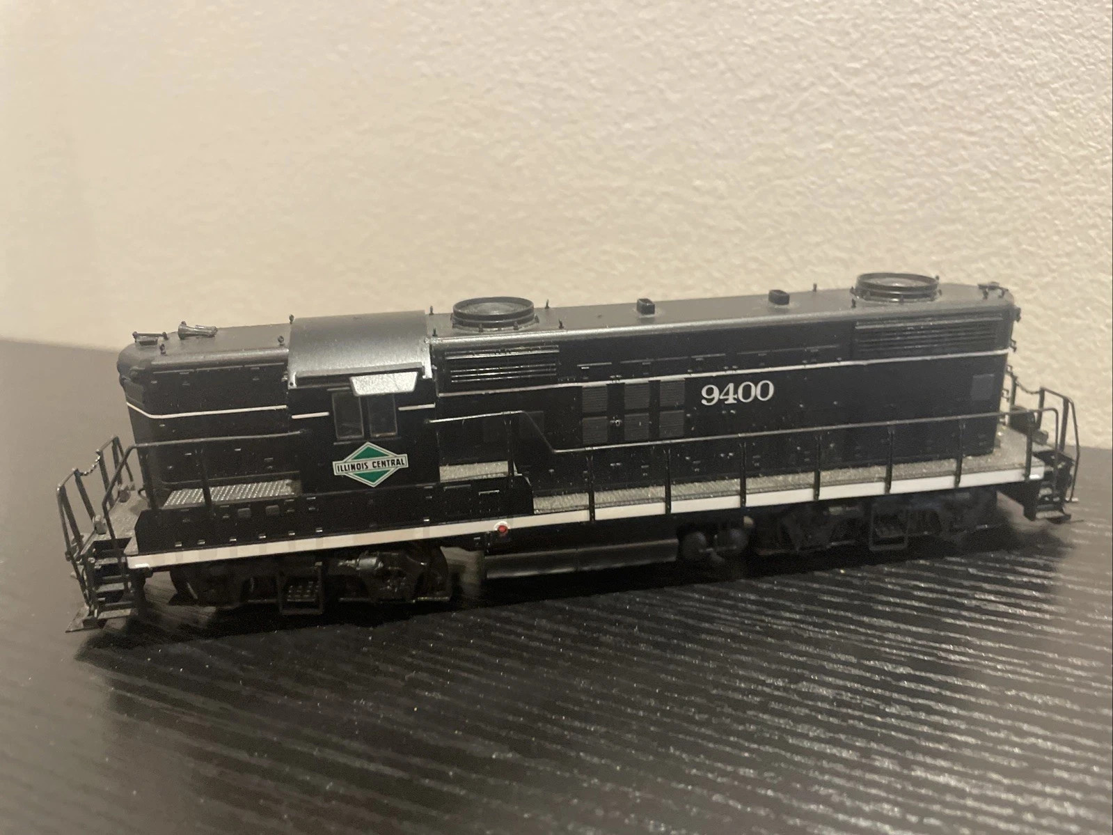 Proto 2000 HO Scale GP18 Illinois Central Diesel Locomotive -Tested Excellent LN