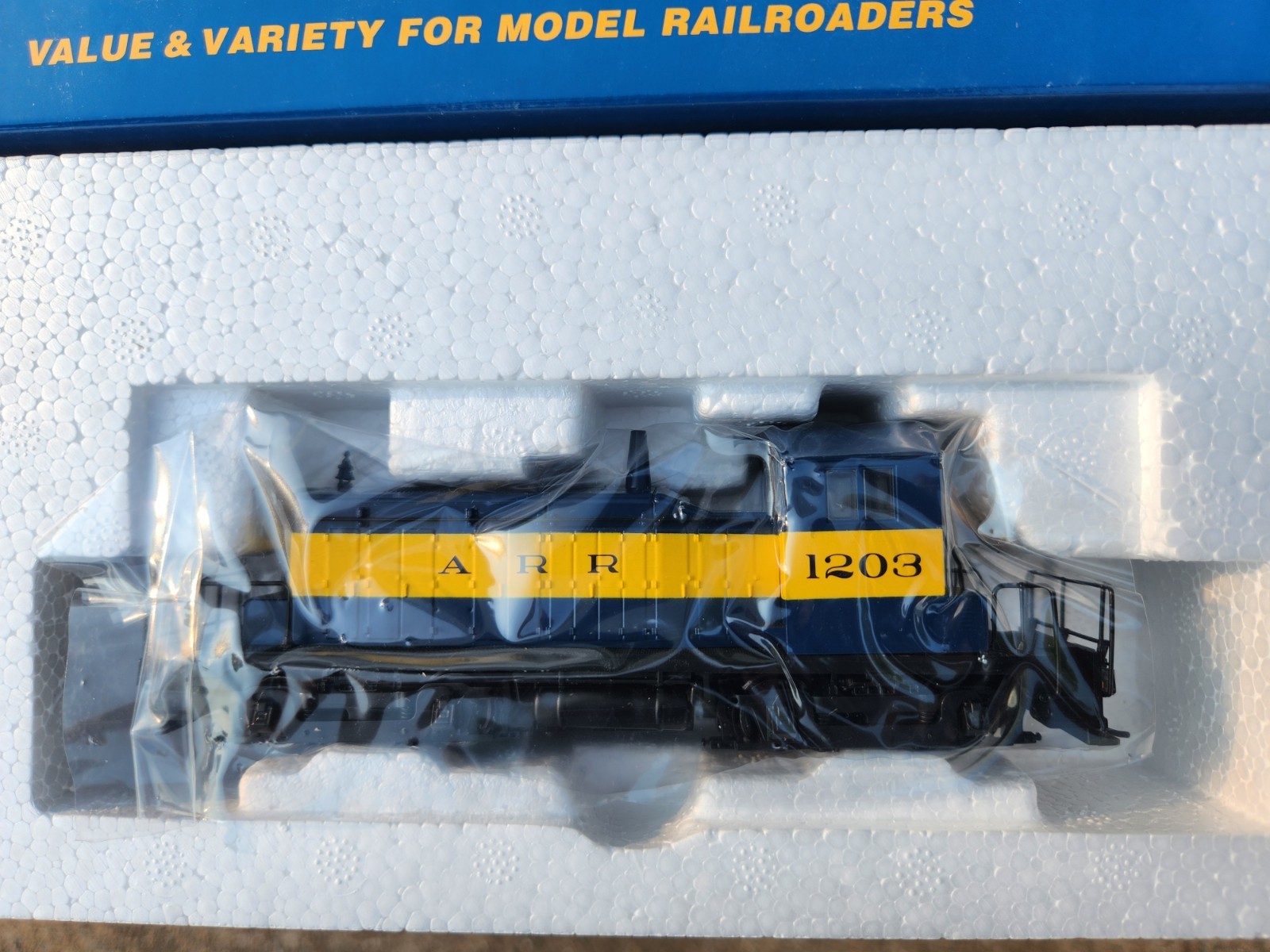 Walthers HO Scale EMD SW-1 Switcher Locomotive ALASKA #1203 #910-9225 BRAND NEW