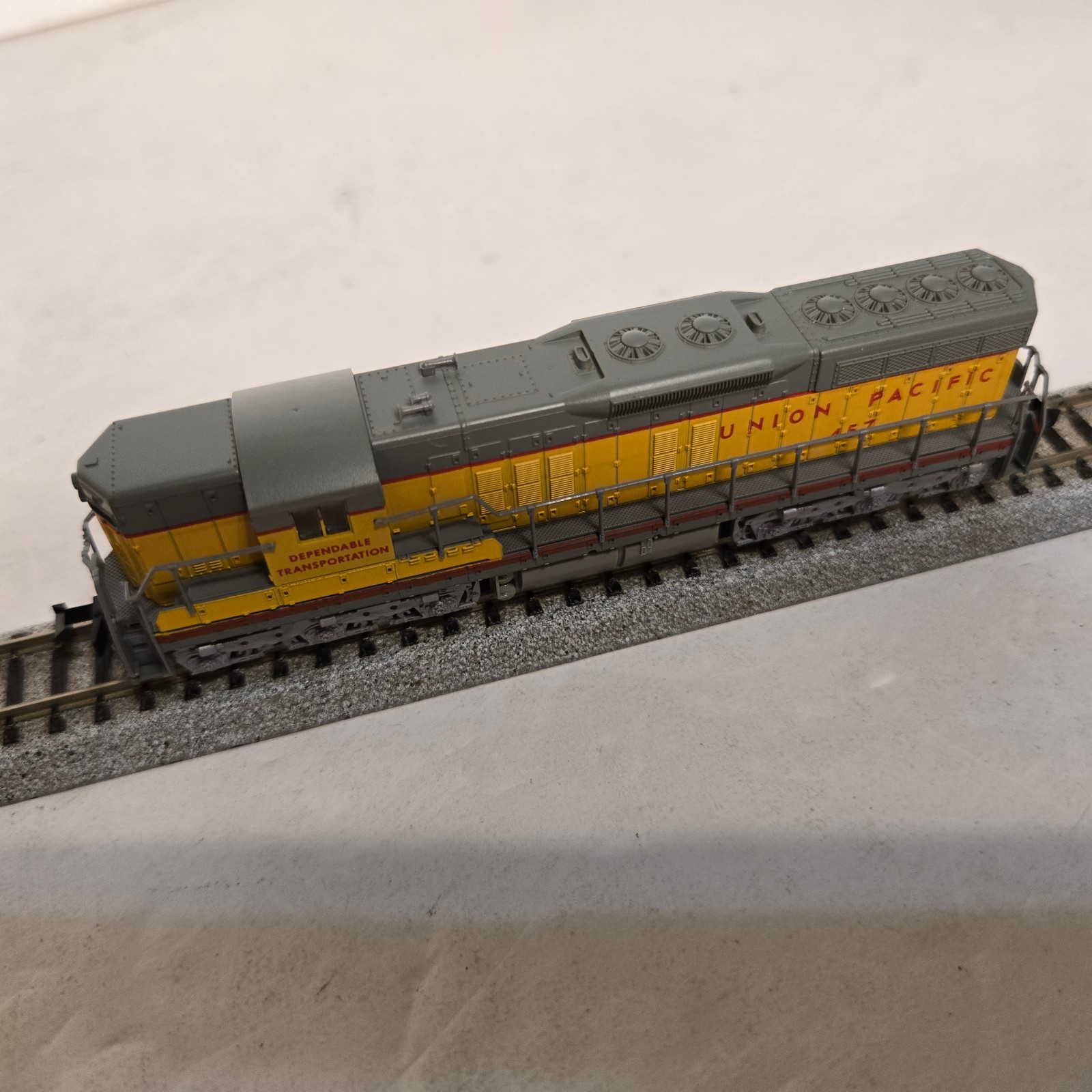 Atlas by Kato 4512 N Scale Union Pacific EMD SD-7 Loco. Runs