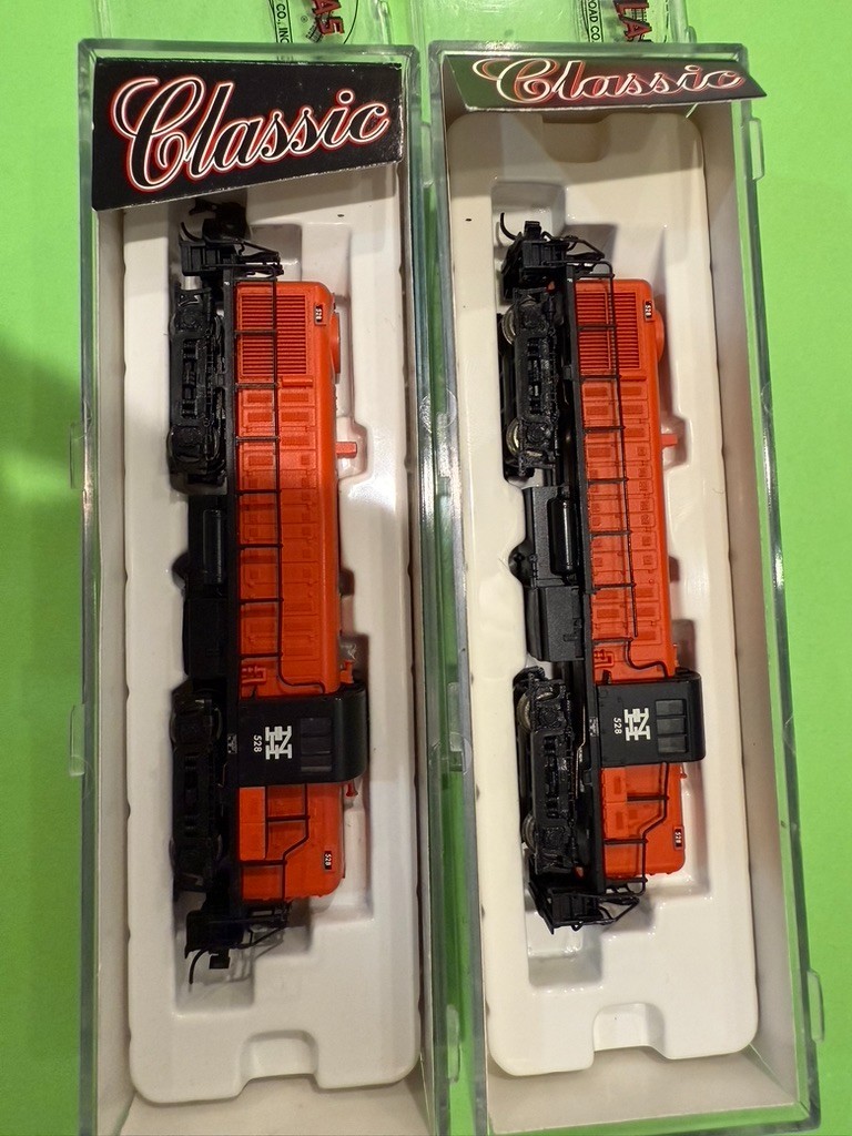 Atlas Classic N Scale #42031 RS-3 New Haven #528 diesel locomotive, lot of 2