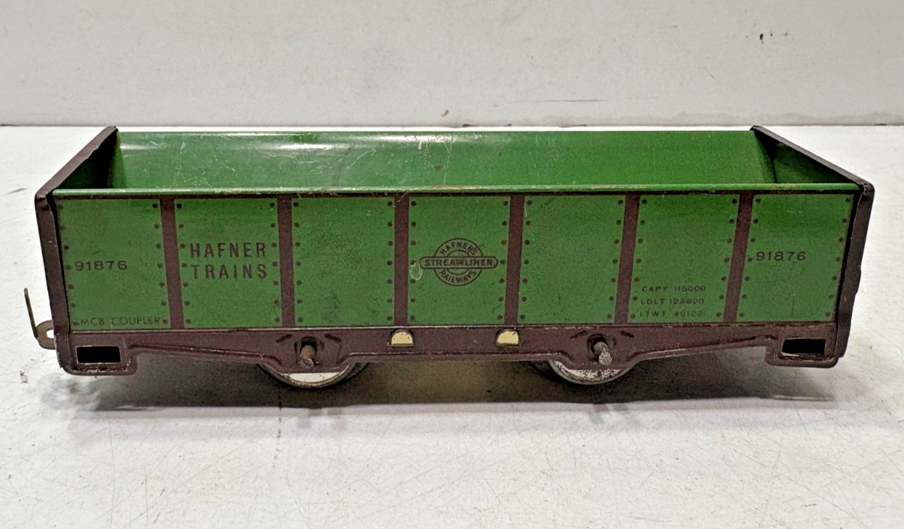 VINTAGE HAFNER 1010 “O-27” SCALE WIND UP LOCOMOTIVE & 2 CARS, RUNS