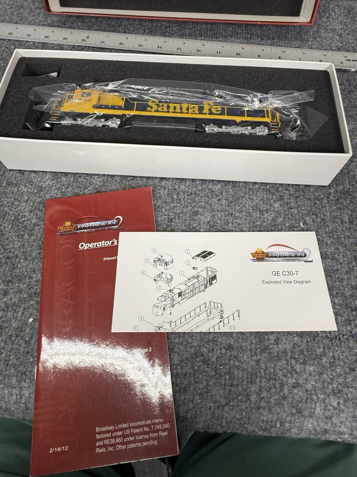 HO BLI Paragon 2 sound DC/DCC GE C30-7 ATSF #8012 Santa Fe Warbonnet blue/yellow