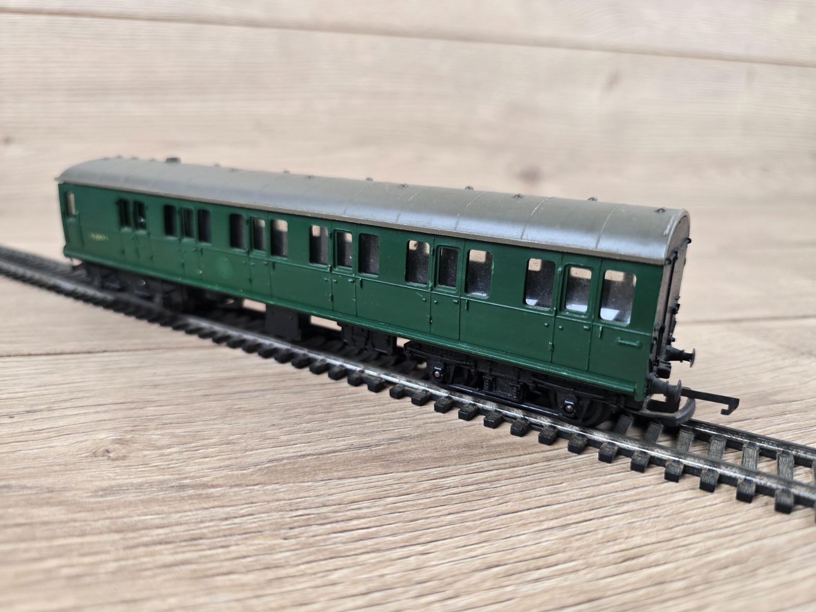 Triang Hornby R156 Southern Rail Suburban Motor Coach S1057S Green OO Gauge