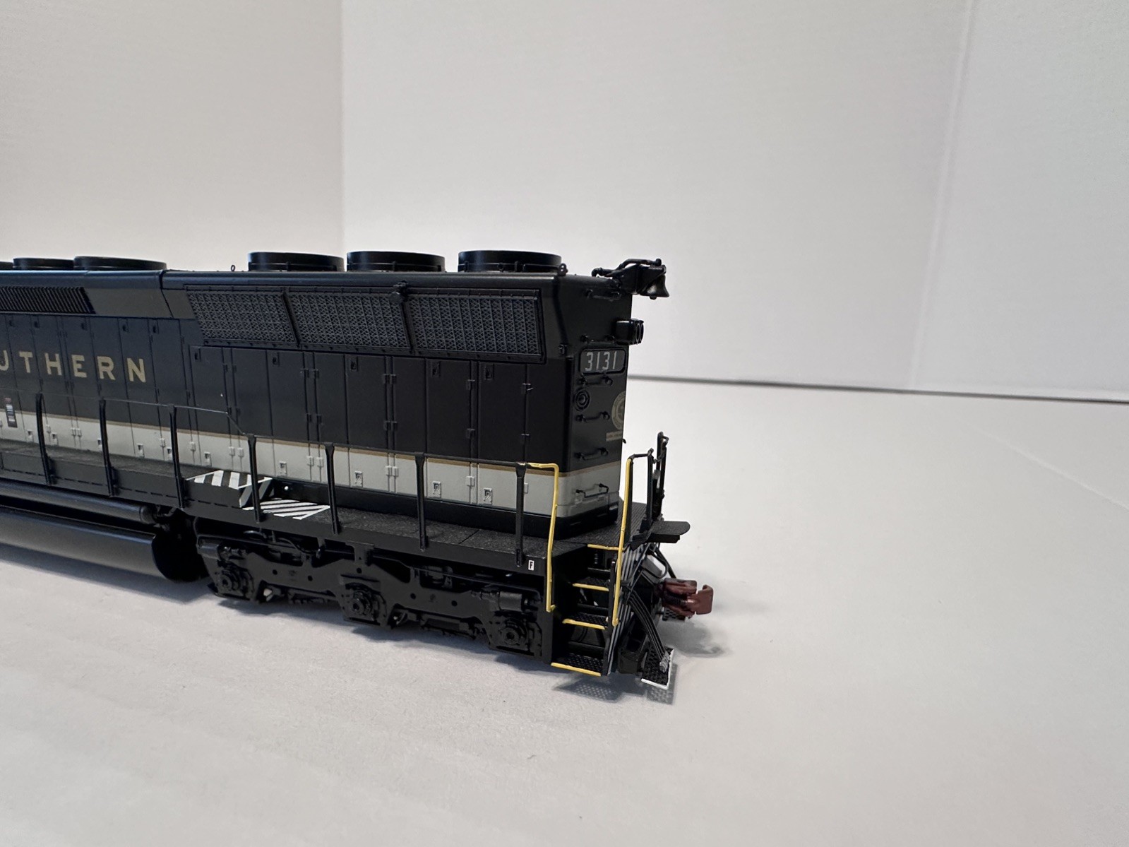 ScaleTrains-Rivet Counter HO Southern Railway SD45 #3131 w/LOK Sound & DCC.