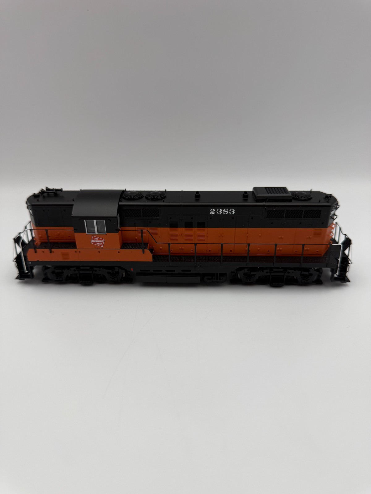 HO Proto 2000 GP9 II Milwaukee Road # 2383 w/NCE Decoder Installed/Box.