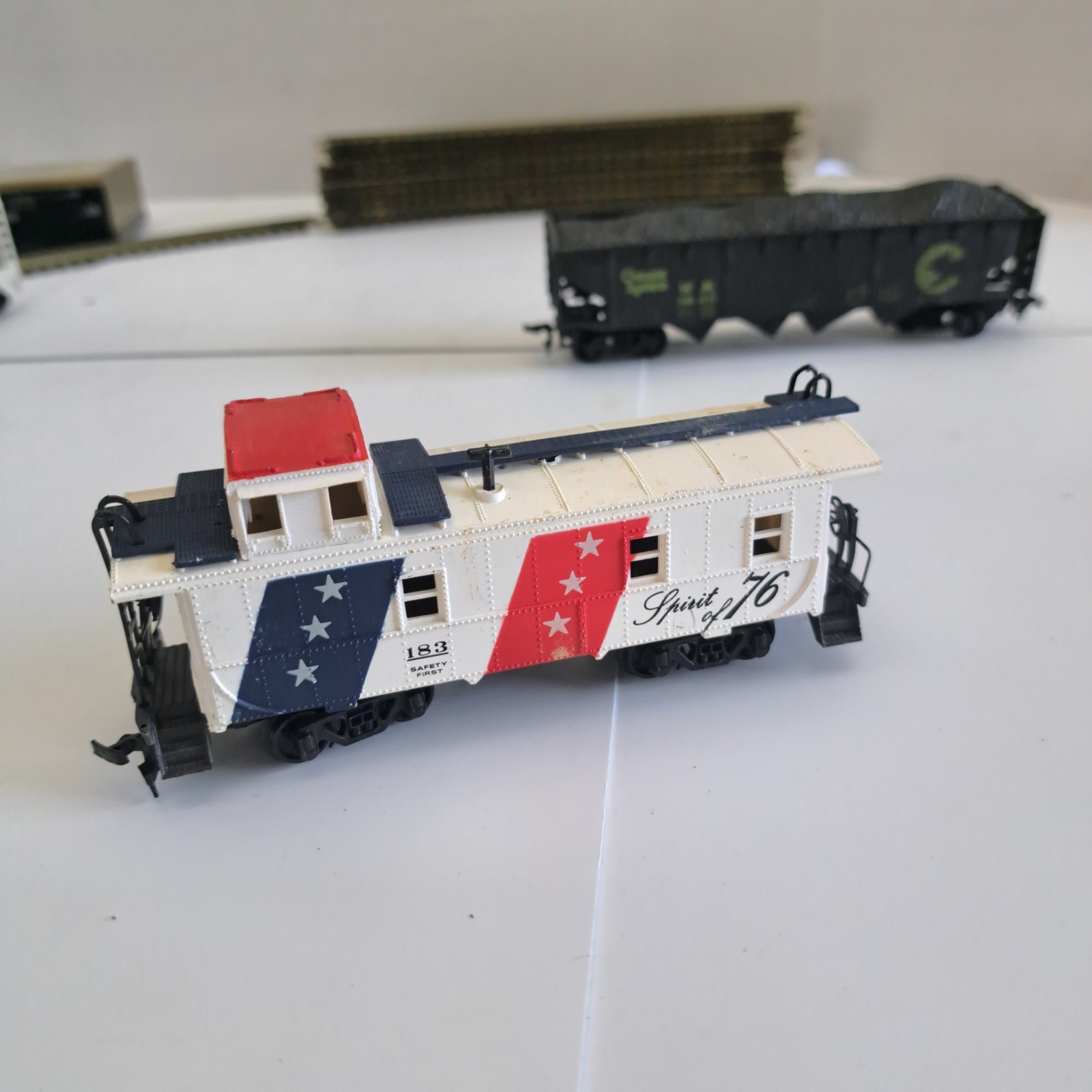 HO Scale AHM Alco Century 424 Central NJ Locomotive 1540, Tender, 3 Cars, Tracks