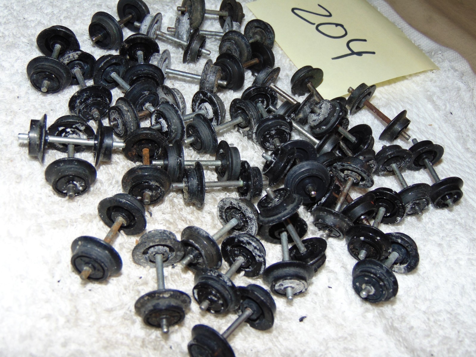 FLYER S 40 PLASTIC WHEELS WITH METAL AXELS #204