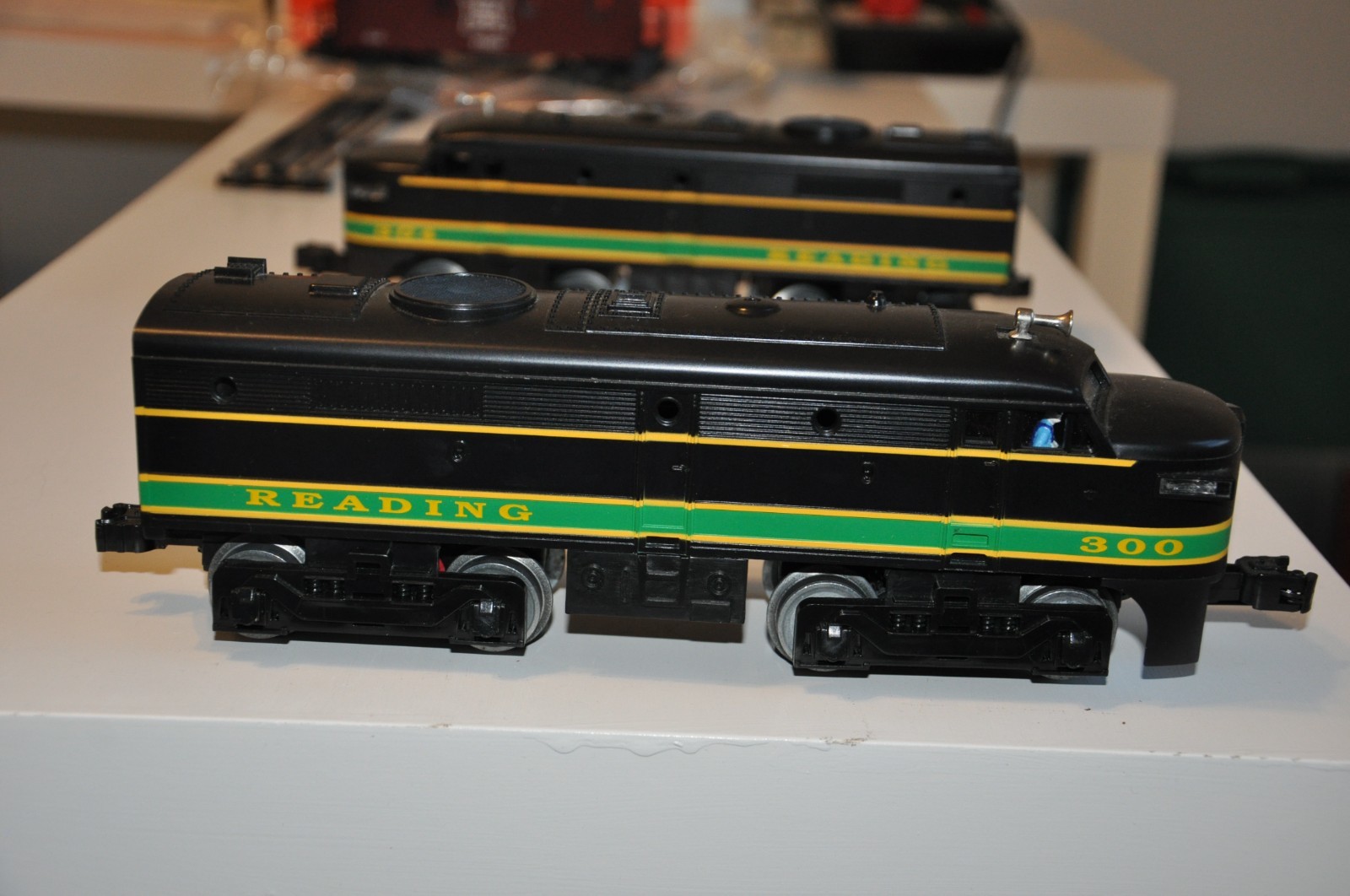 Nice Vtg LIONEL 6-18934 READING FA-2 Alco A-A Diesel Locomotive Set 300/304 READ