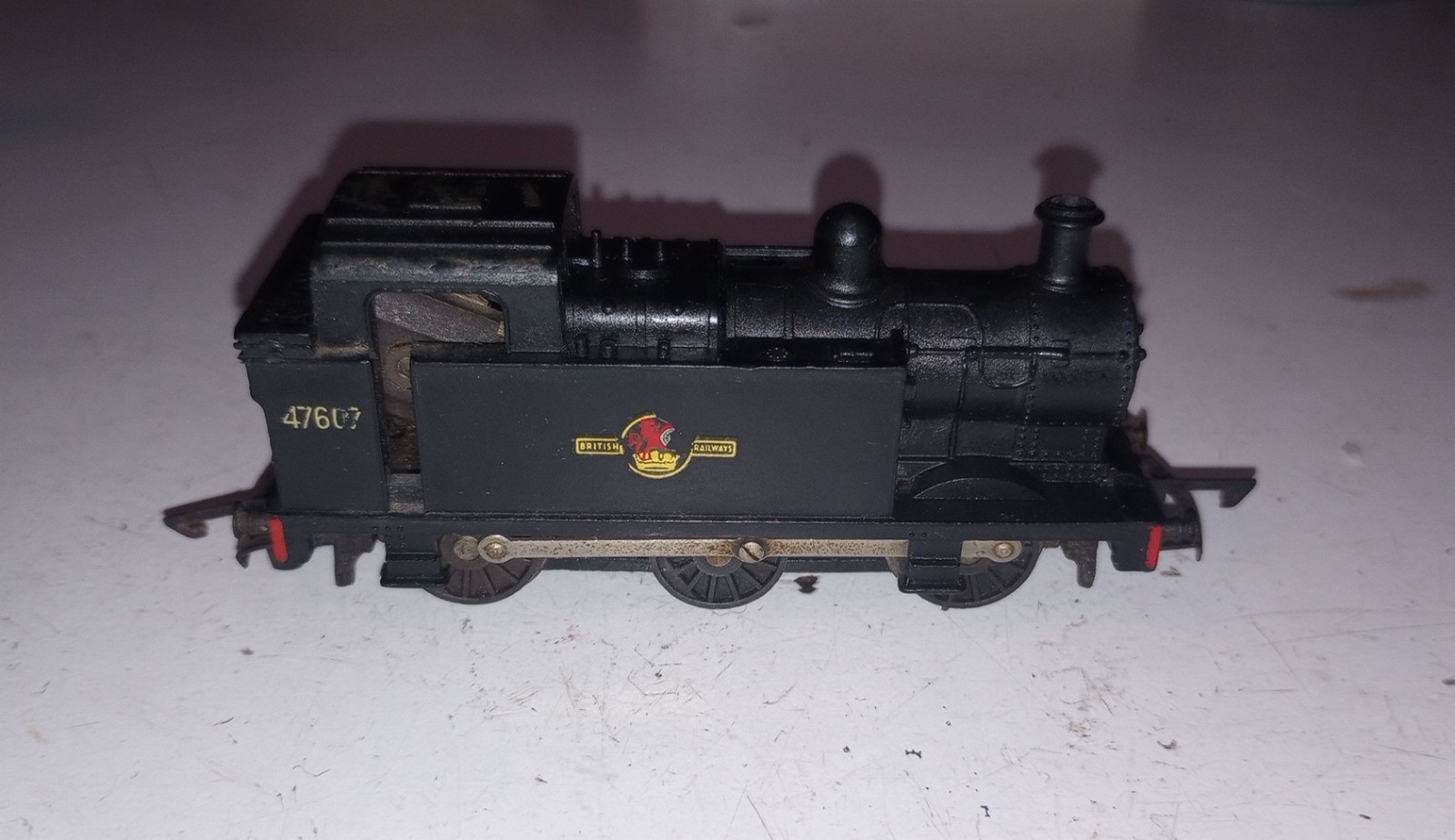 Tri-ang TT Gauge Jinty 0-6-0 Steam Locomotive 47607 W/ Caboose