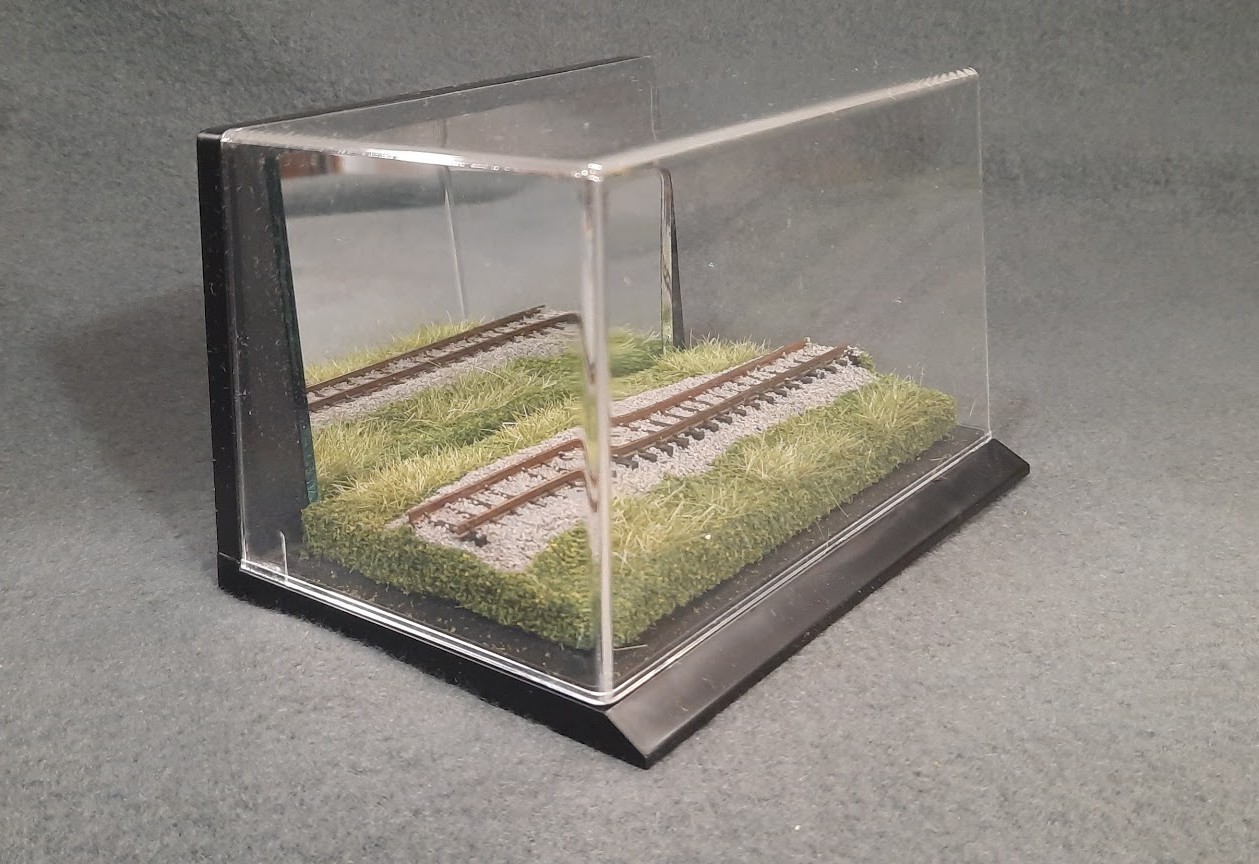 N SCALE – MIRROR- 5″ DISPLAY CASE – SUMMER SCENE – FOR ANY N SMALL LOCO OR CAR