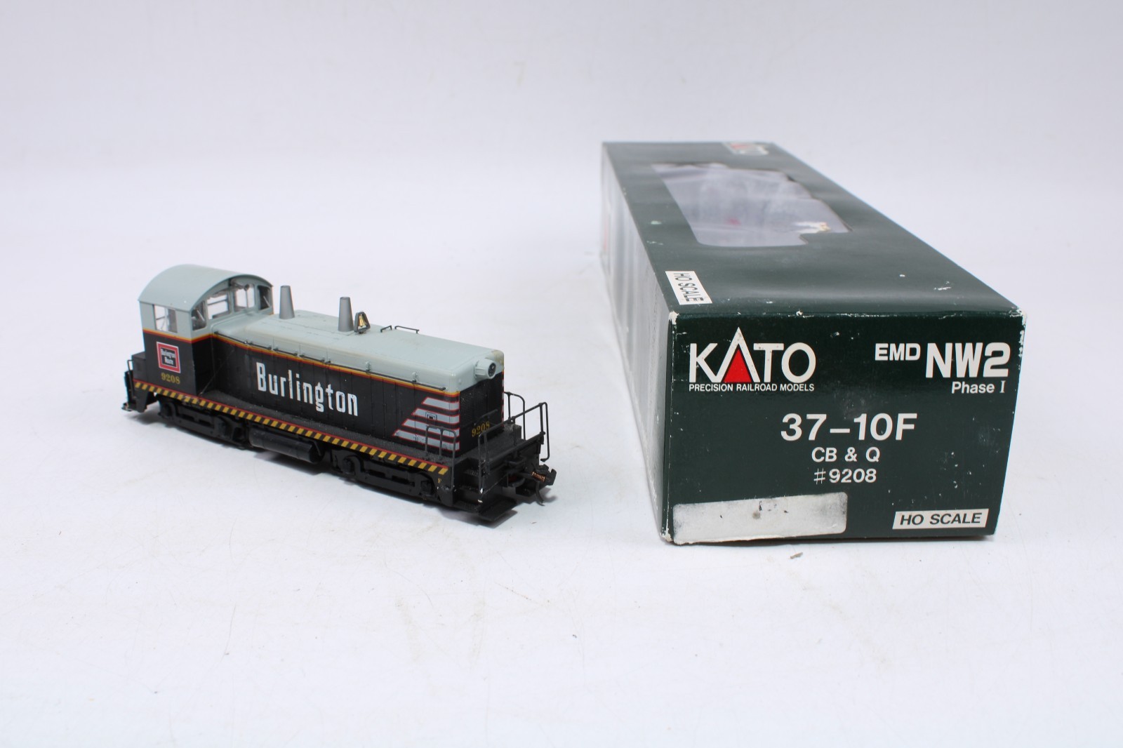 KATO 37-10F HO Scale EMD NW2 Phase I Diesel Locomotive CB&Q Burlington #9208