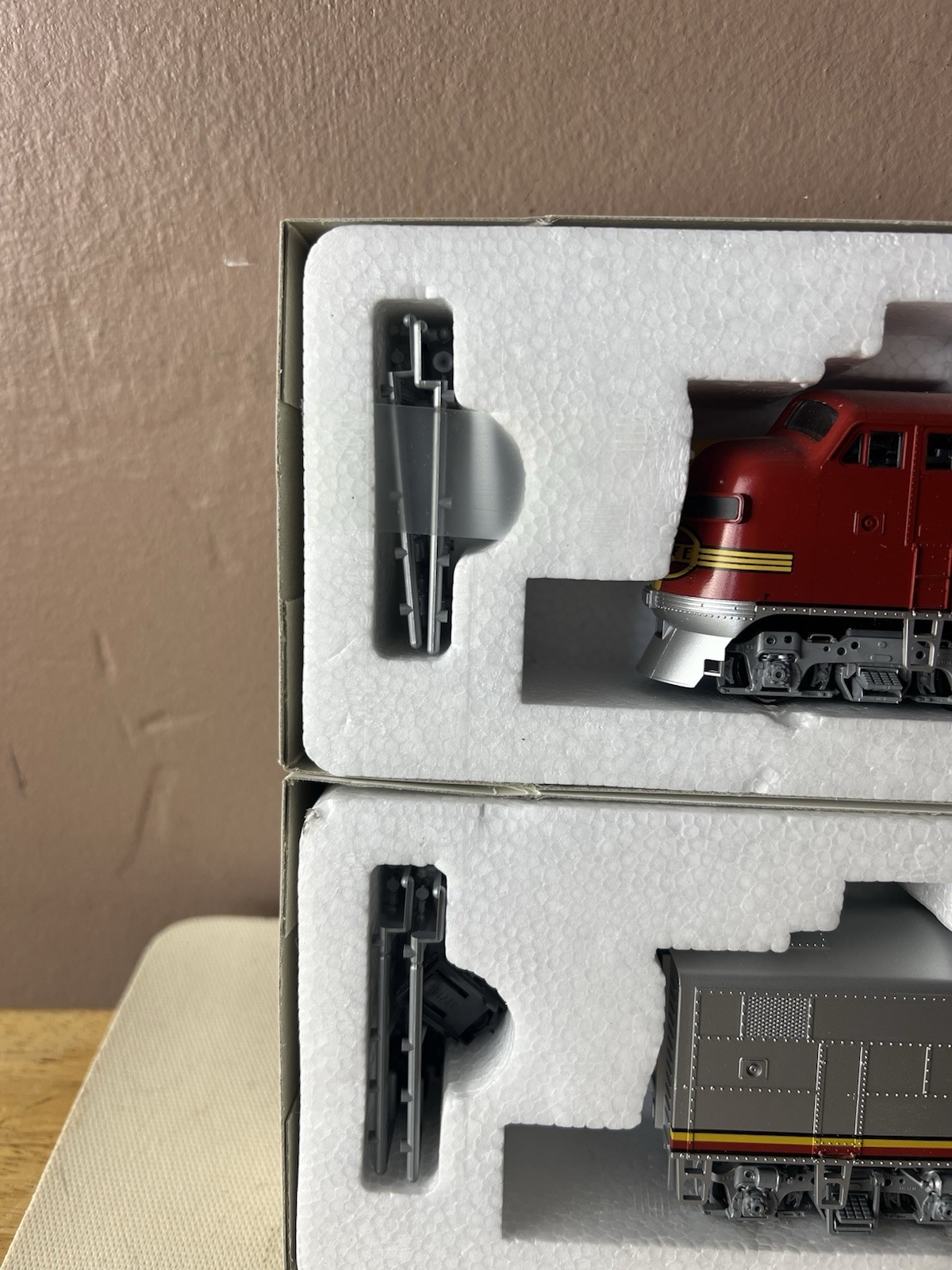 STEWART HOBBIES HO Scale Santa Fe Engine Pair~#8010~Both Powered