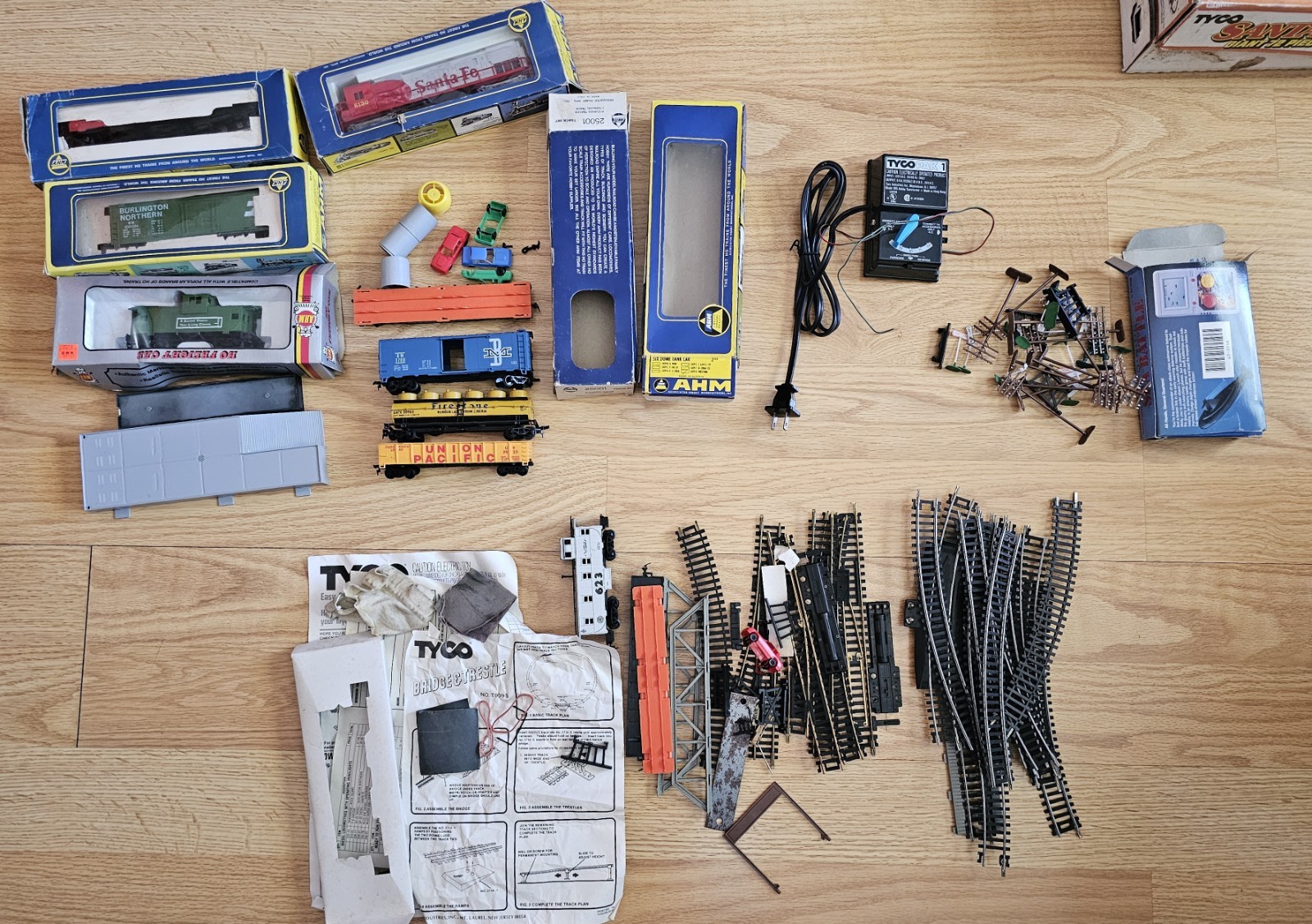 Vintage Tyco Santa Fe 72 Giant 72 Piece Train Set HO Scale Parts Repair Lot