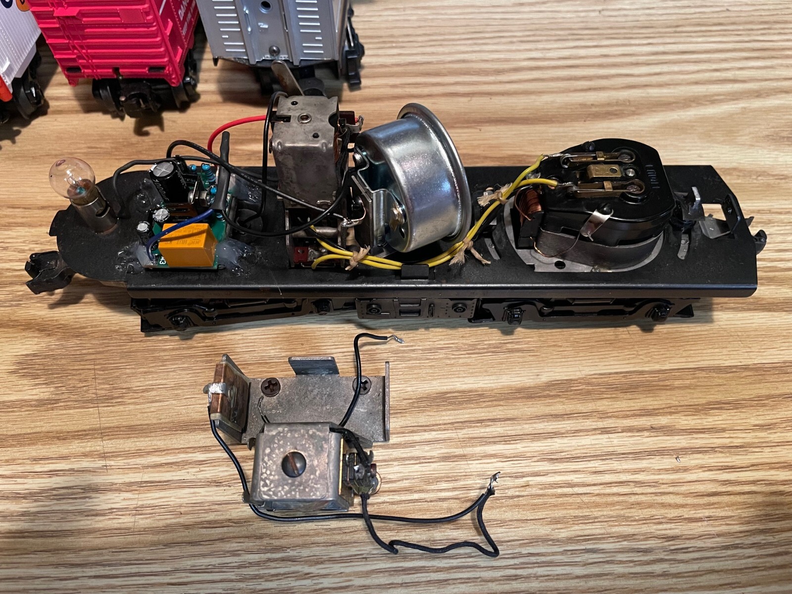 Lionel Diesel horn controller. Replaces battery and relay in locomotives.
