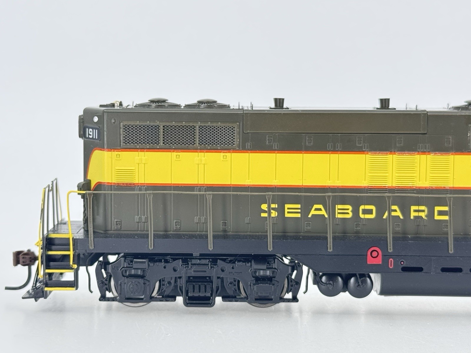 HO Athearn Genesis G62420 Seaboard Air Line GP9 Diesel Locomotive SAL #1911