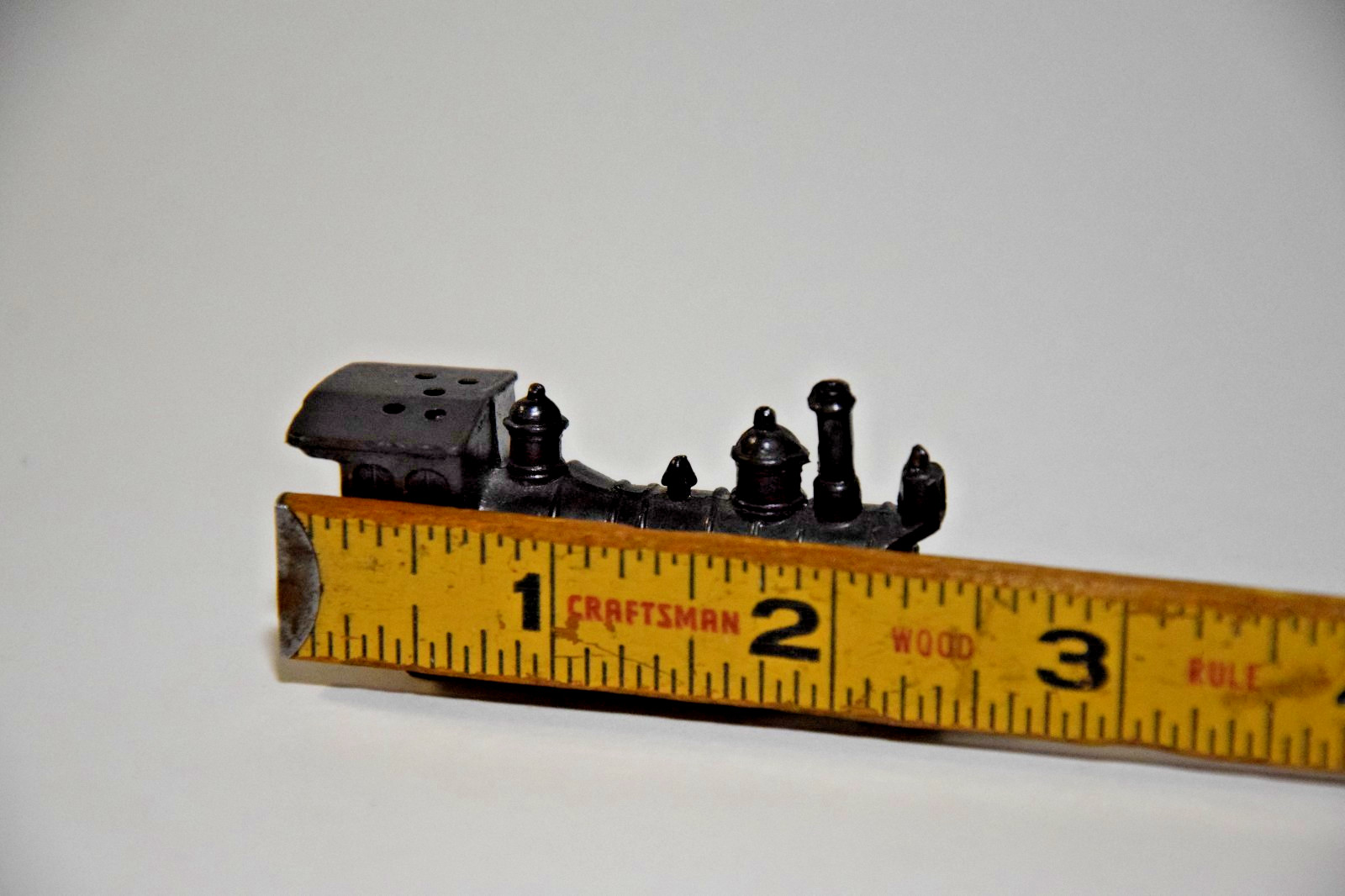 CAST METAL STEAM LOCOMOTIVE TRAIN ENGINE NICK NACK SHADOWBOX VINTAGE DIECAST