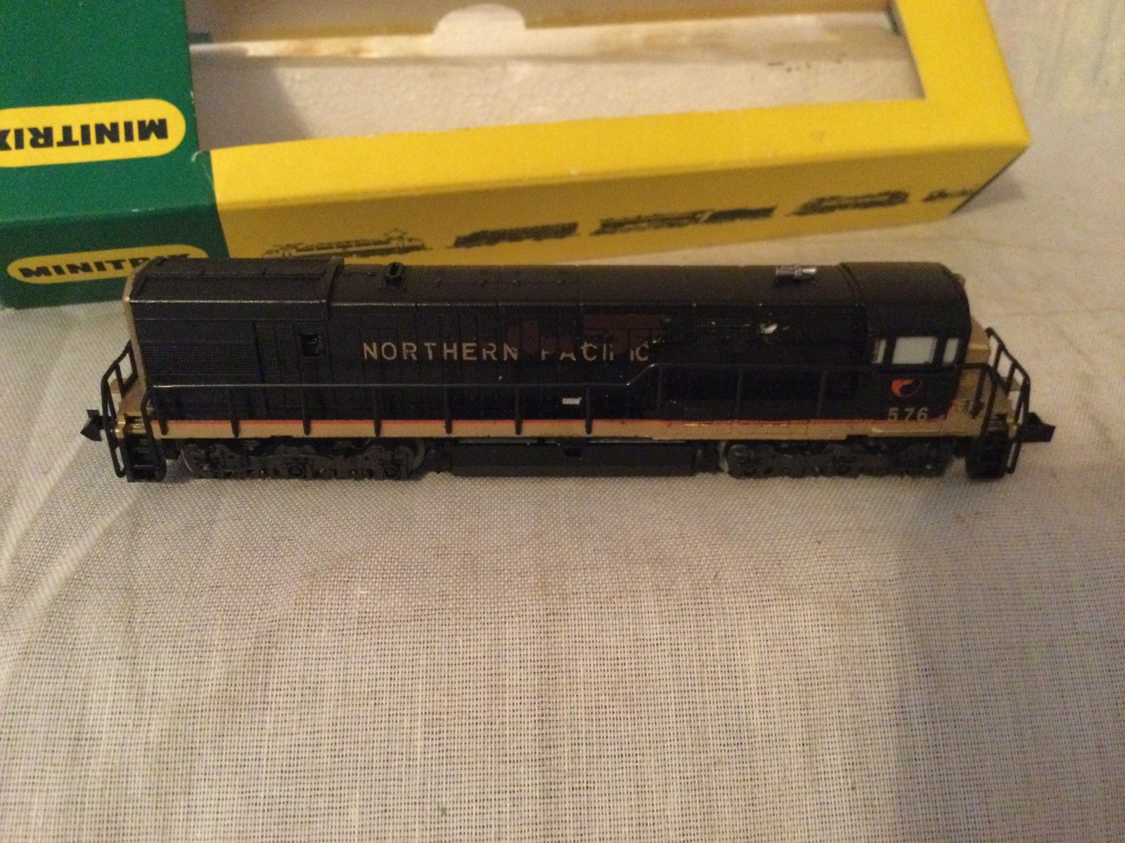 TRIX N SCALE DIESEL LOCOMOTIVE NORTHERN PACIFIC 576 GERMANY