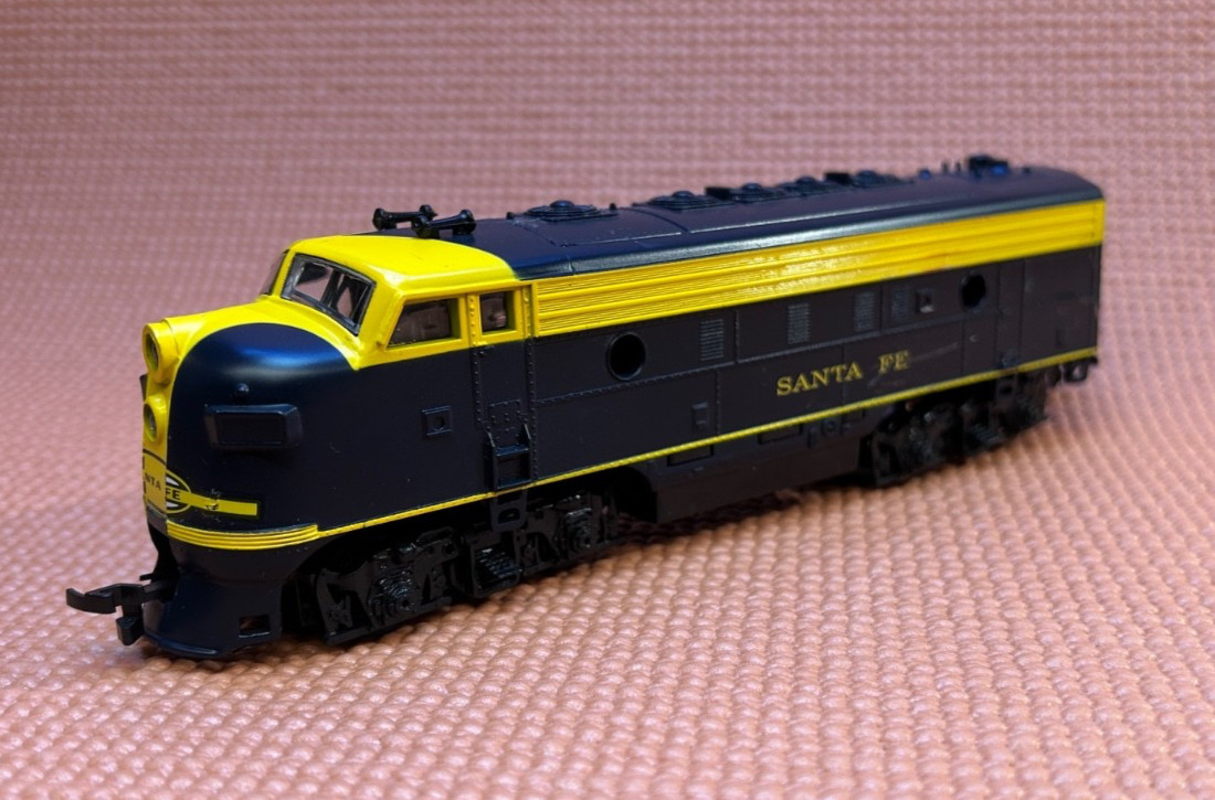 HO Diesel Locomotive Santa FE, Blue Yellow Model Railroad WORKs lot 5-3 bin2