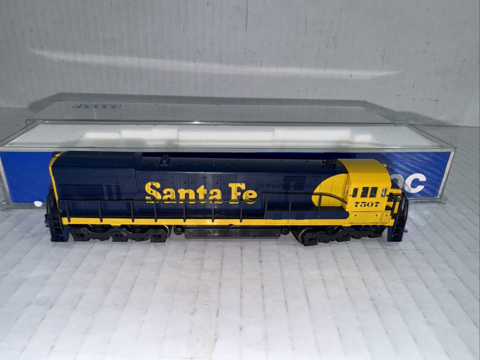 Kato N Scale U30c Santa Fe He’s On Locomotive #176–171 For Train, Set Layout