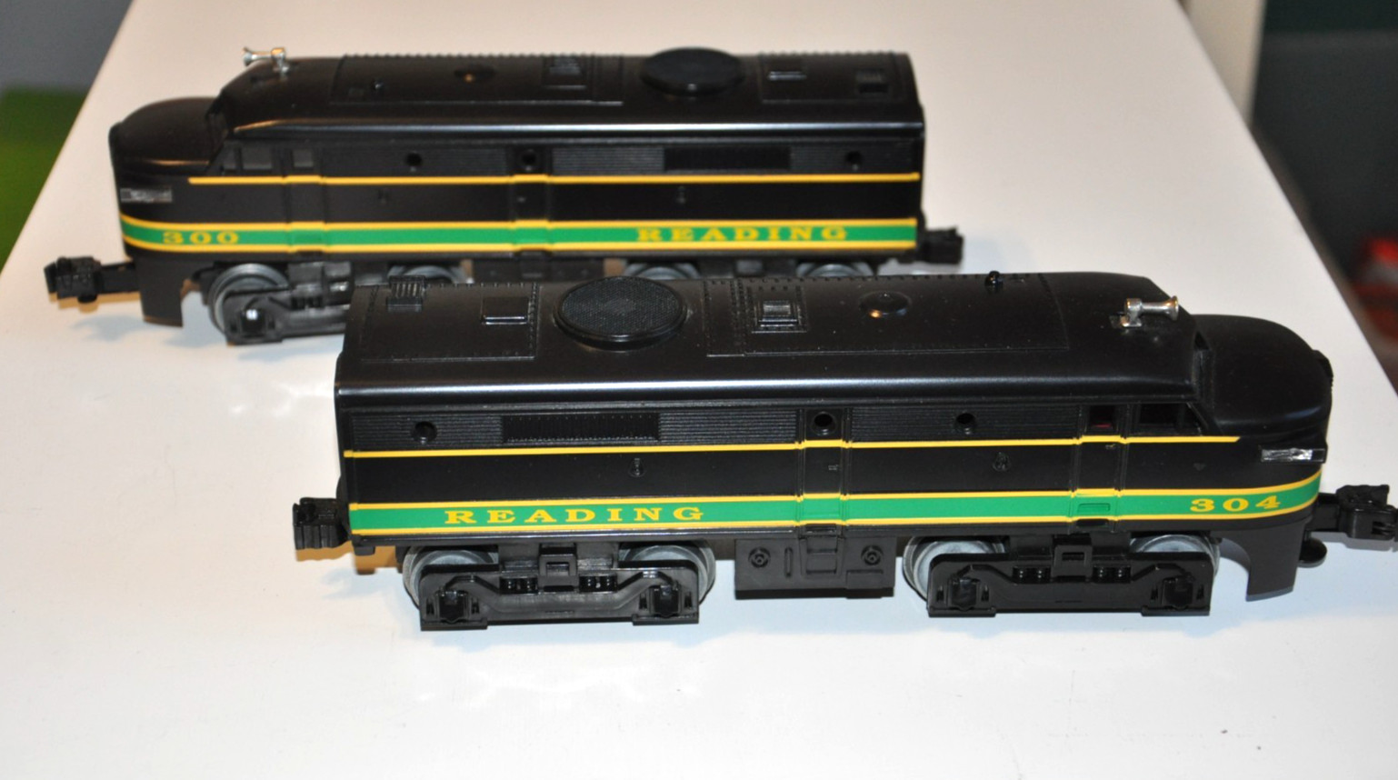 Nice Vtg LIONEL 6-18934 READING FA-2 Alco A-A Diesel Locomotive Set 300/304 READ