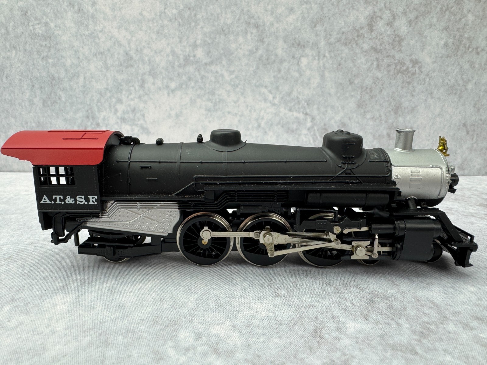 Model Power HO Santa Fe 3456 Pacific Steam Locomotive, 3 Passenger Cars & Track