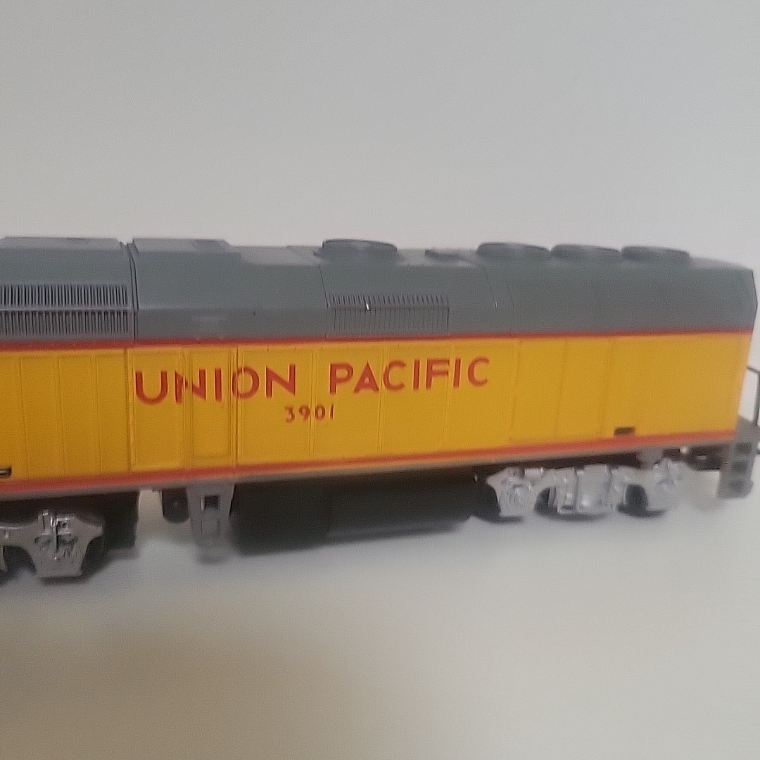UNTESTED HO Scale Union Pacific 3901 yellow gray 1:87 scale Locomotive “AS IS”