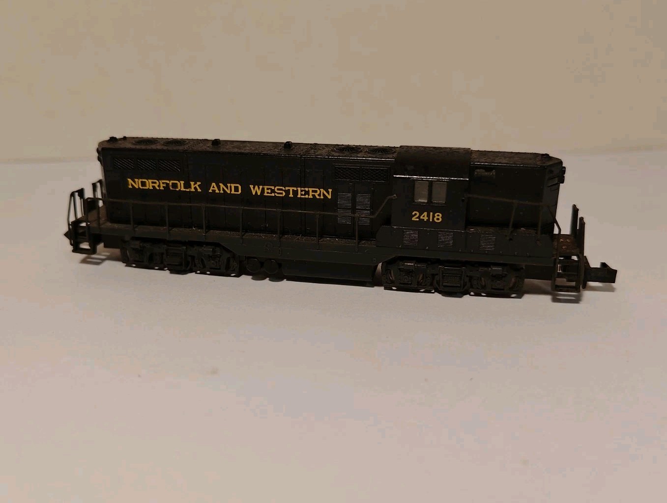 N Scale Kato Norfolk And Western 17718 Diesel Locomotive #2418 Not Running