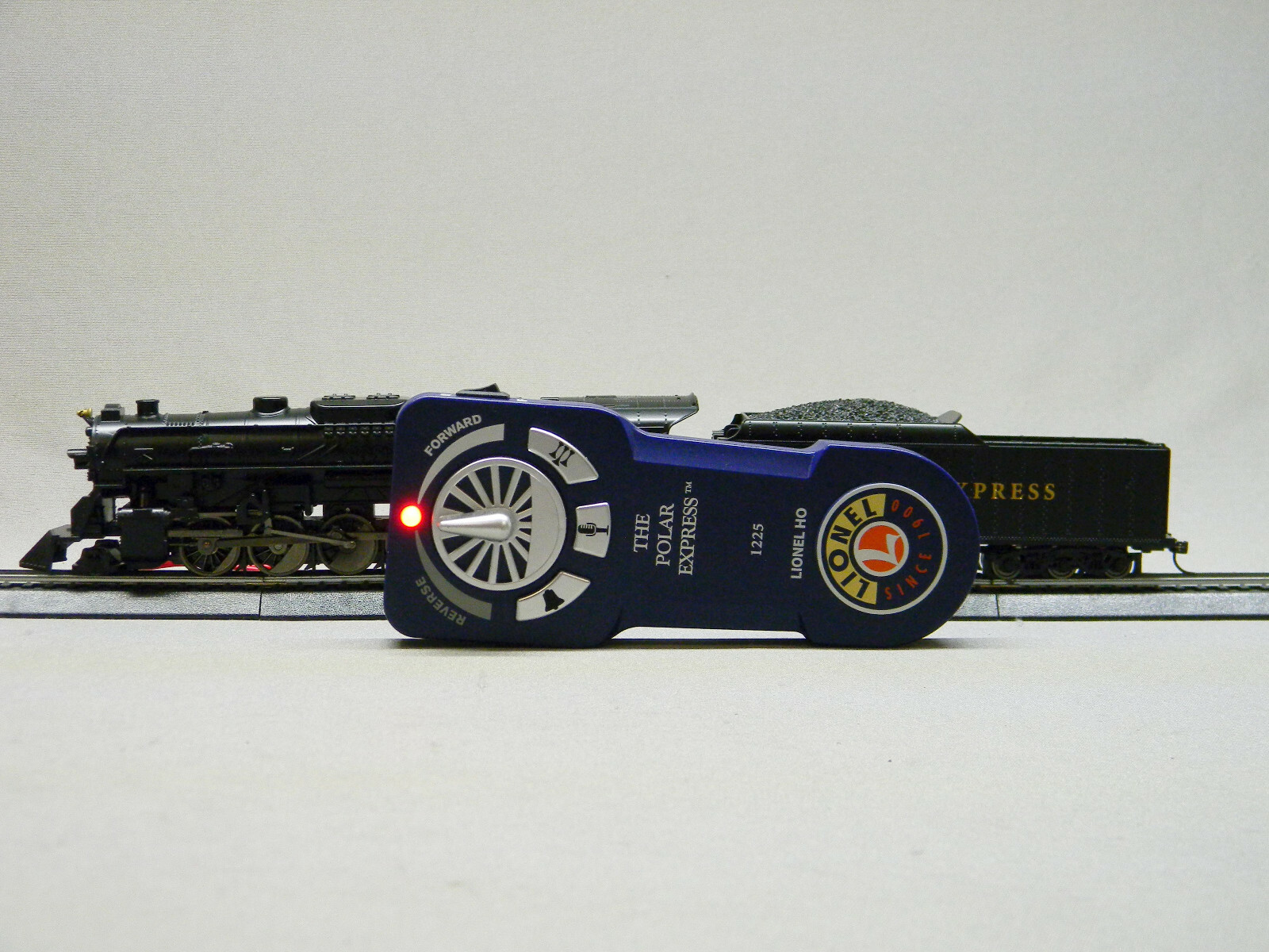 LIONEL HO SCALE POLAR EXPRESS 2-8-4 REMOTE ENGINE & TENDER bluetooth 871811010-E