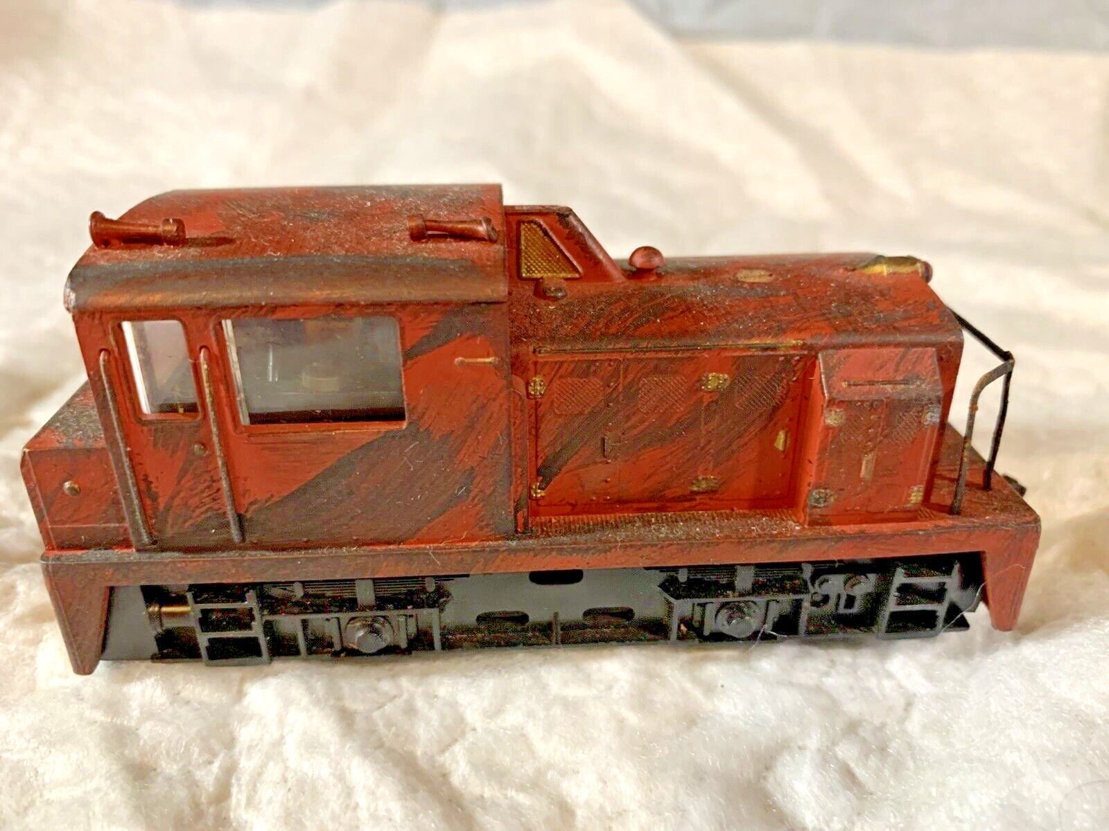 HO AHM ? DIESEL SWITCHER Locomotive Black and RED Camo