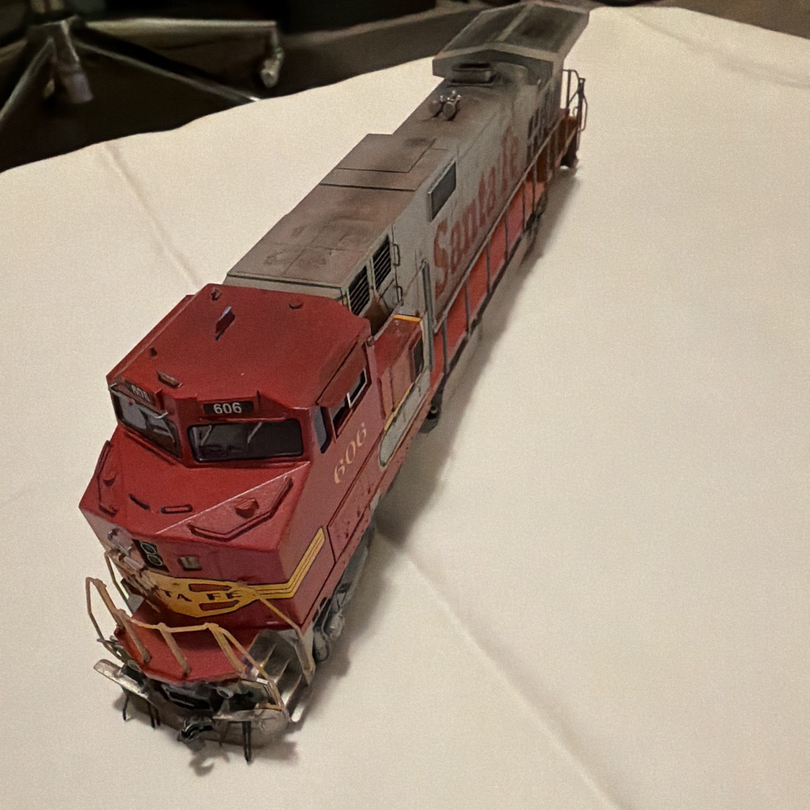 KATO HO GE C44-9W Dash 9 Santa Fe Diesel Locomotive DC Analog 37-6157