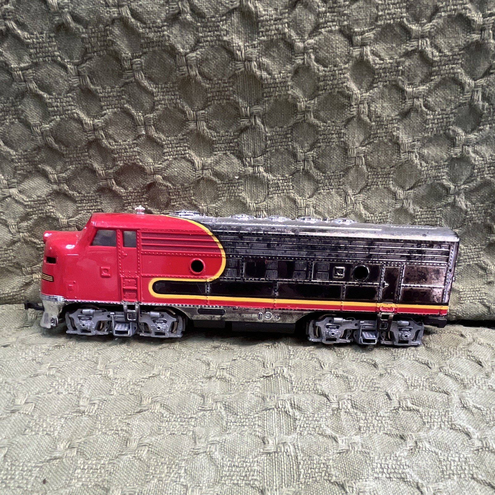 Lionel O Gauge 1:48 Diesel Locomotive Santa Fe #307 Analog AC 3-Rail MPN 187